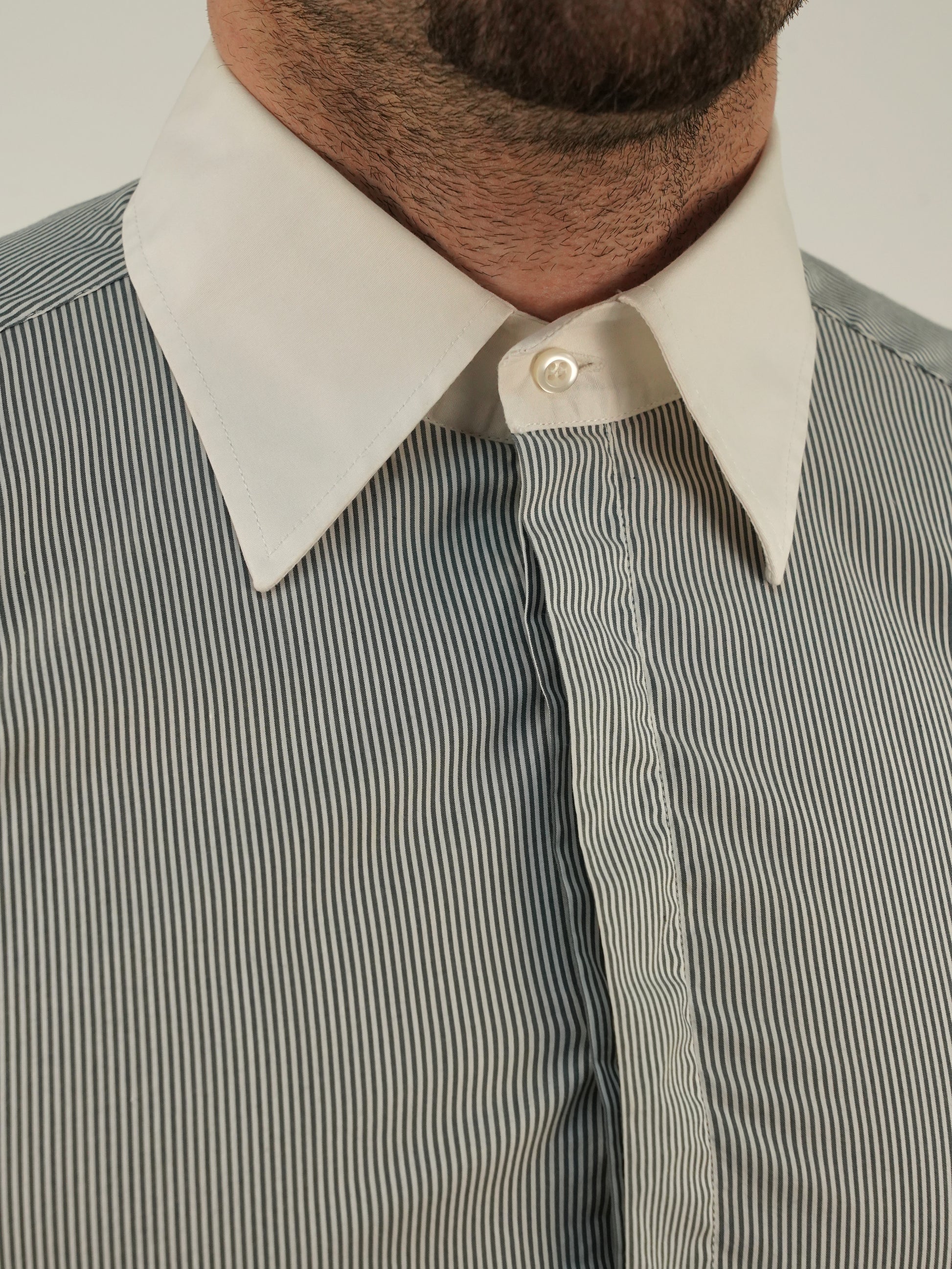 Camicia fantasia mille righe collo a vela con bottoni a scomparsa verde