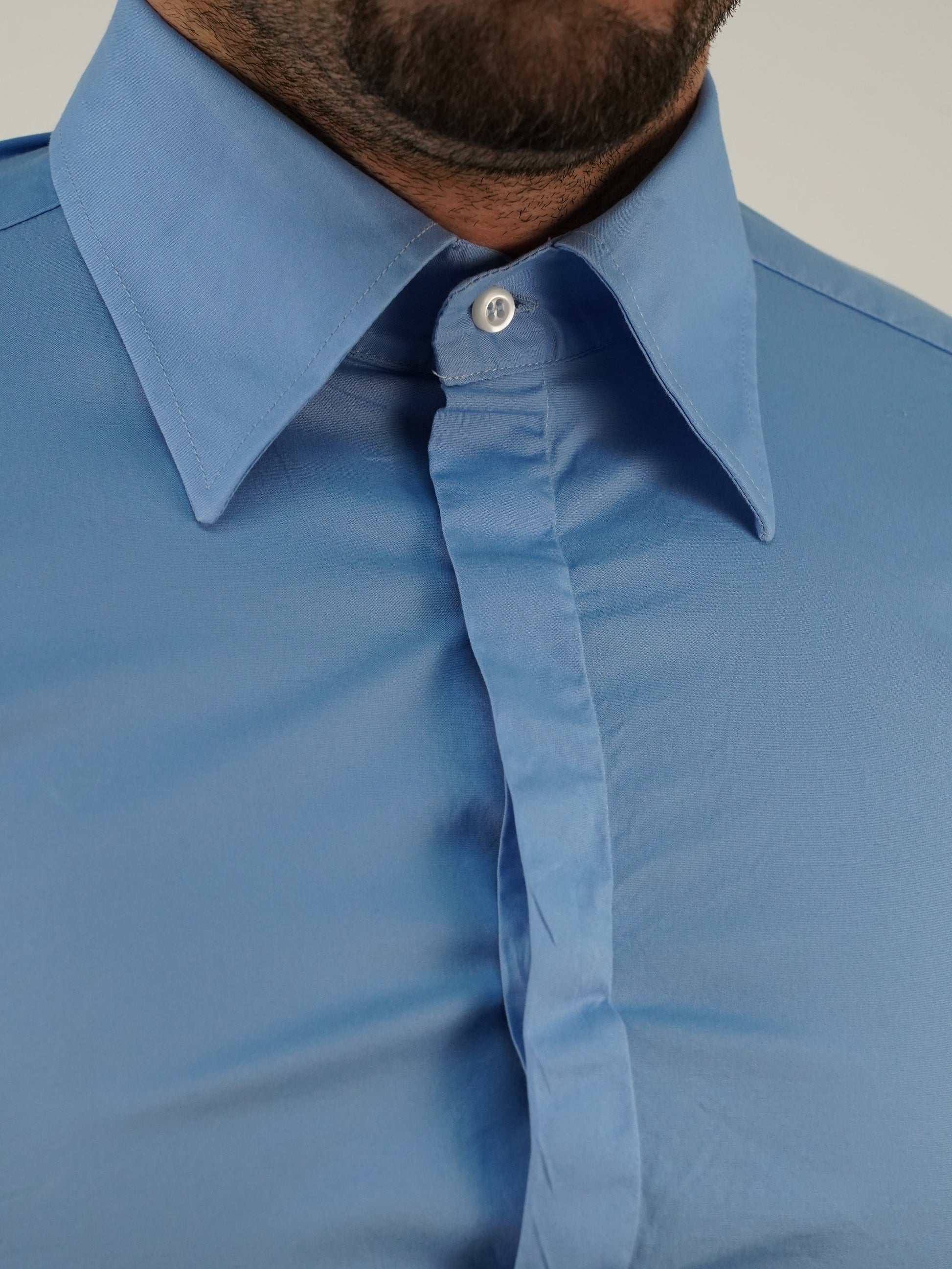 Camicia collo a vela con bottoni a scomparsa azzurra