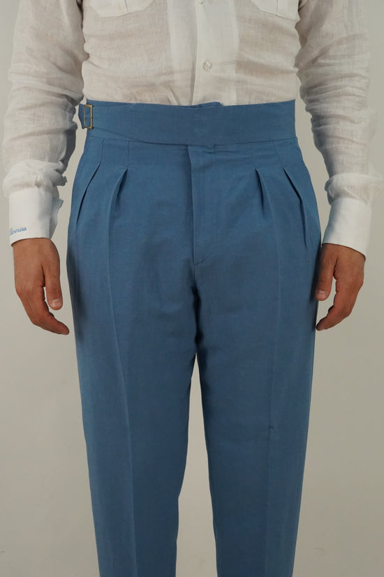 Gurkha in lino azzurro con fibbia laterale regolabile