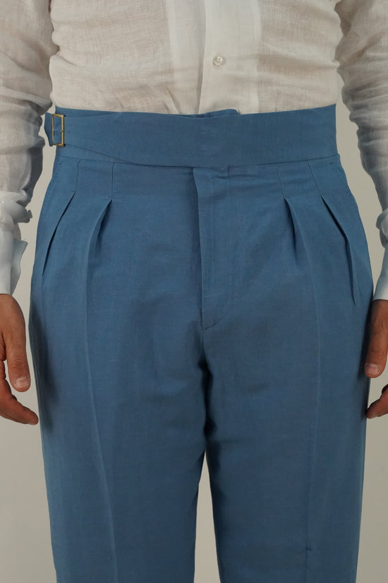 Gurkha in lino azzurro con fibbia laterale regolabile