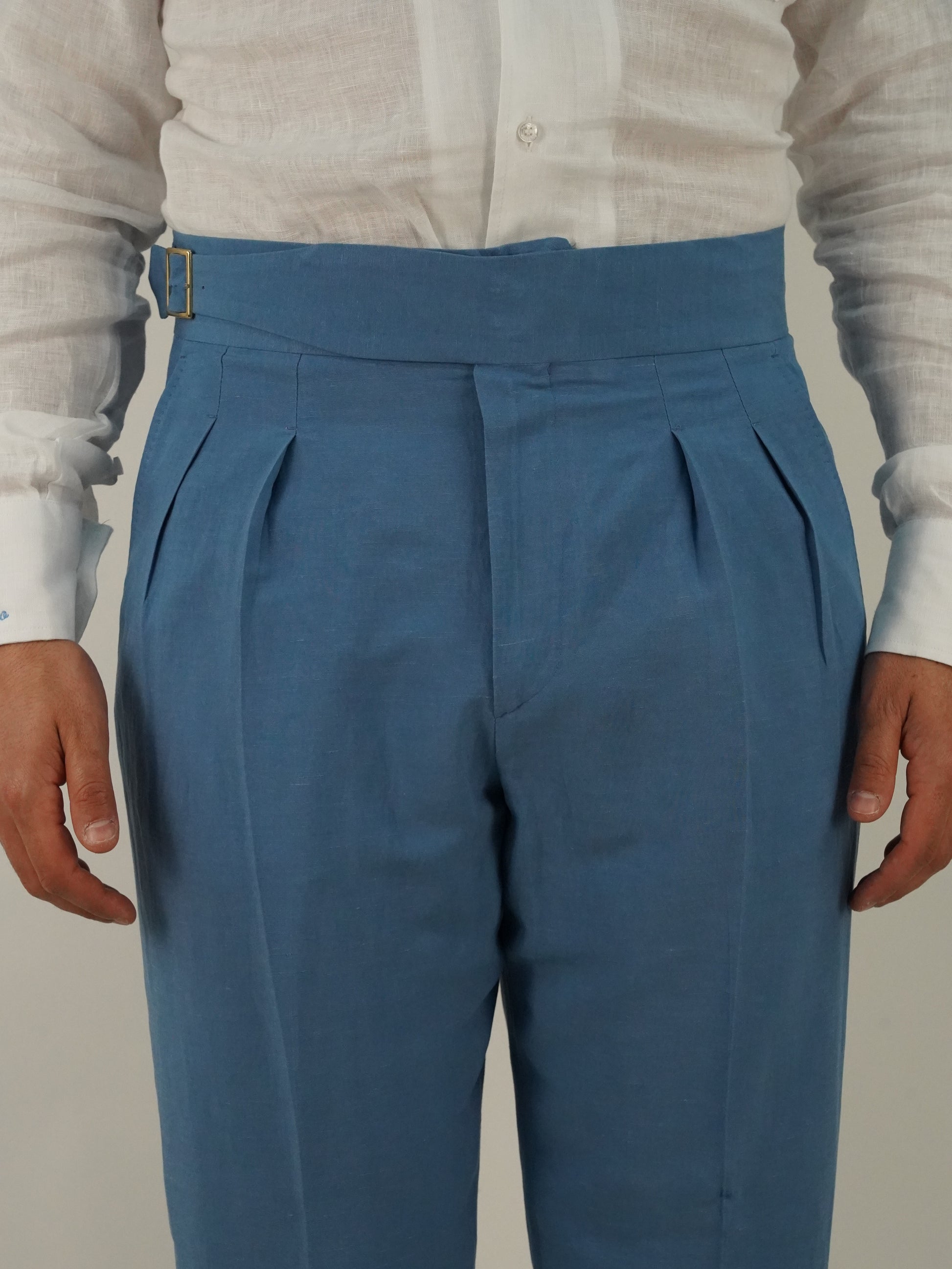 Gurkha in lino azzurro con fibbia laterale regolabile