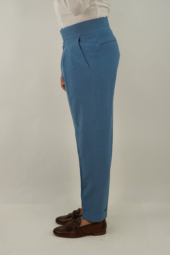 Gurkha in lino azzurro con fibbia laterale regolabile