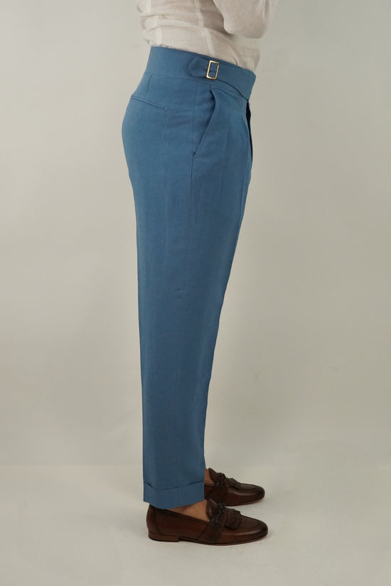 Gurkha in lino azzurro con fibbia laterale regolabile