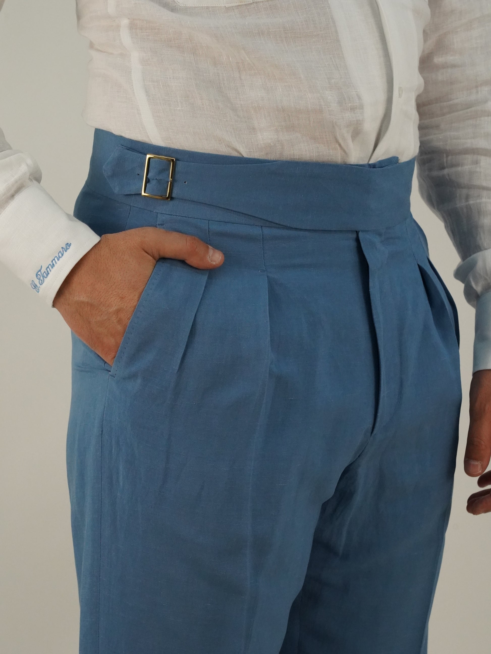 Gurkha in lino azzurro con fibbia laterale regolabile