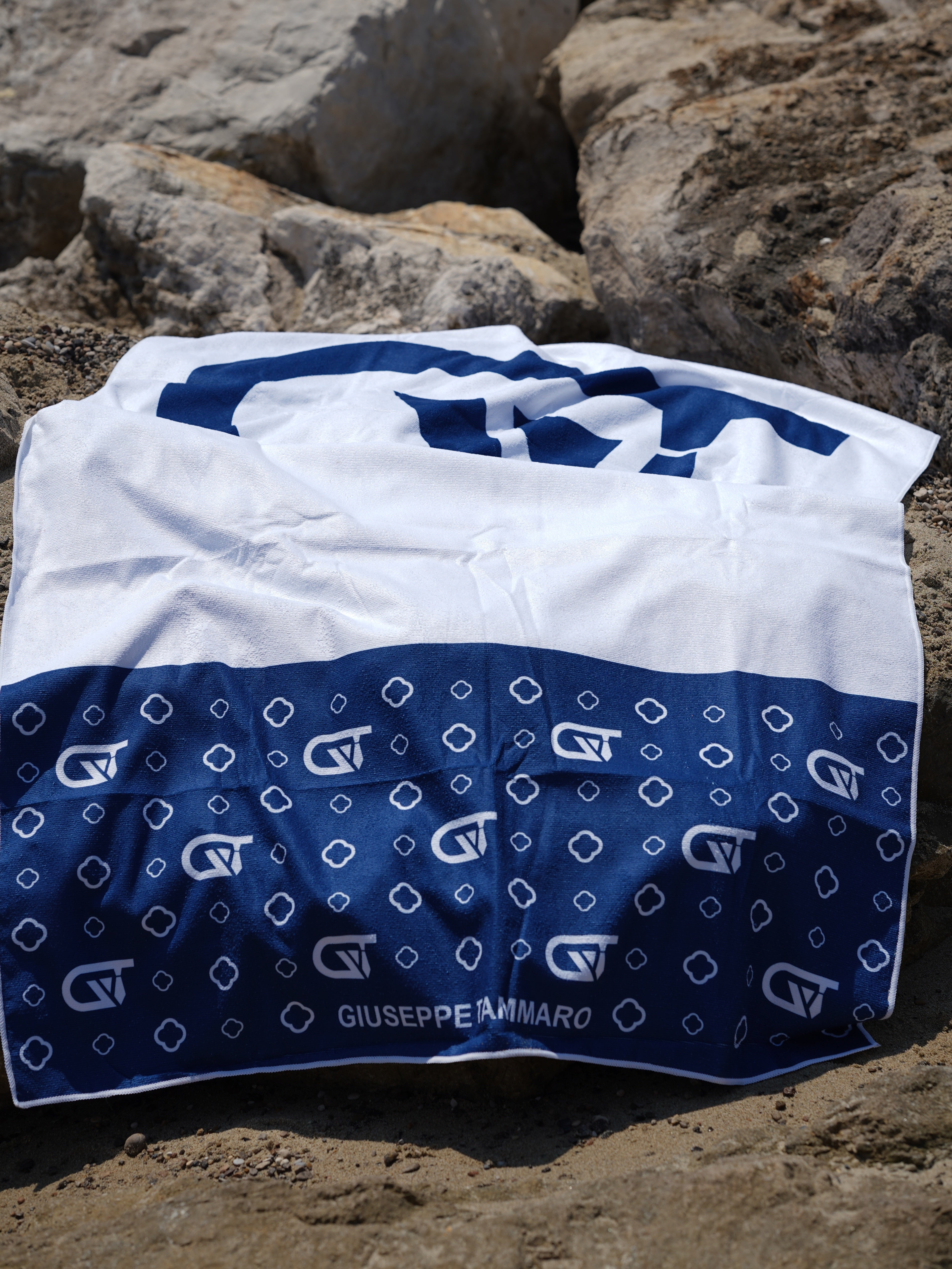 Telo mare monogram 180x90cm in microfibra bianco/blu