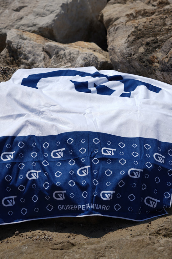 Telo mare monogram 180x90cm in microfibra bianco/blu