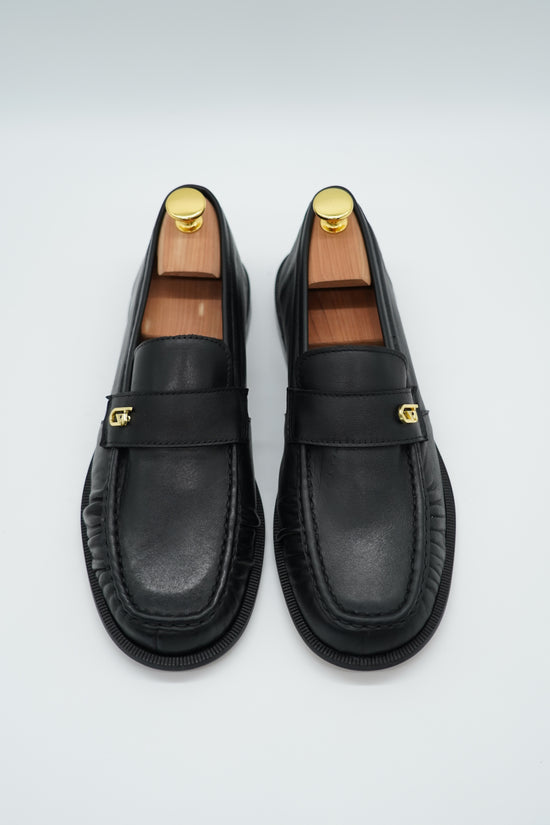 Mocassino tubolare in pelle sauvage nera con arriccio e fibbia GT in metallo oro