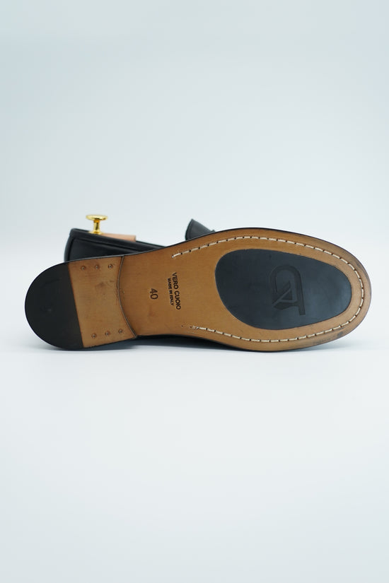 Mocassino tubolare in pelle sauvage nera con arriccio e fibbia GT in metallo oro