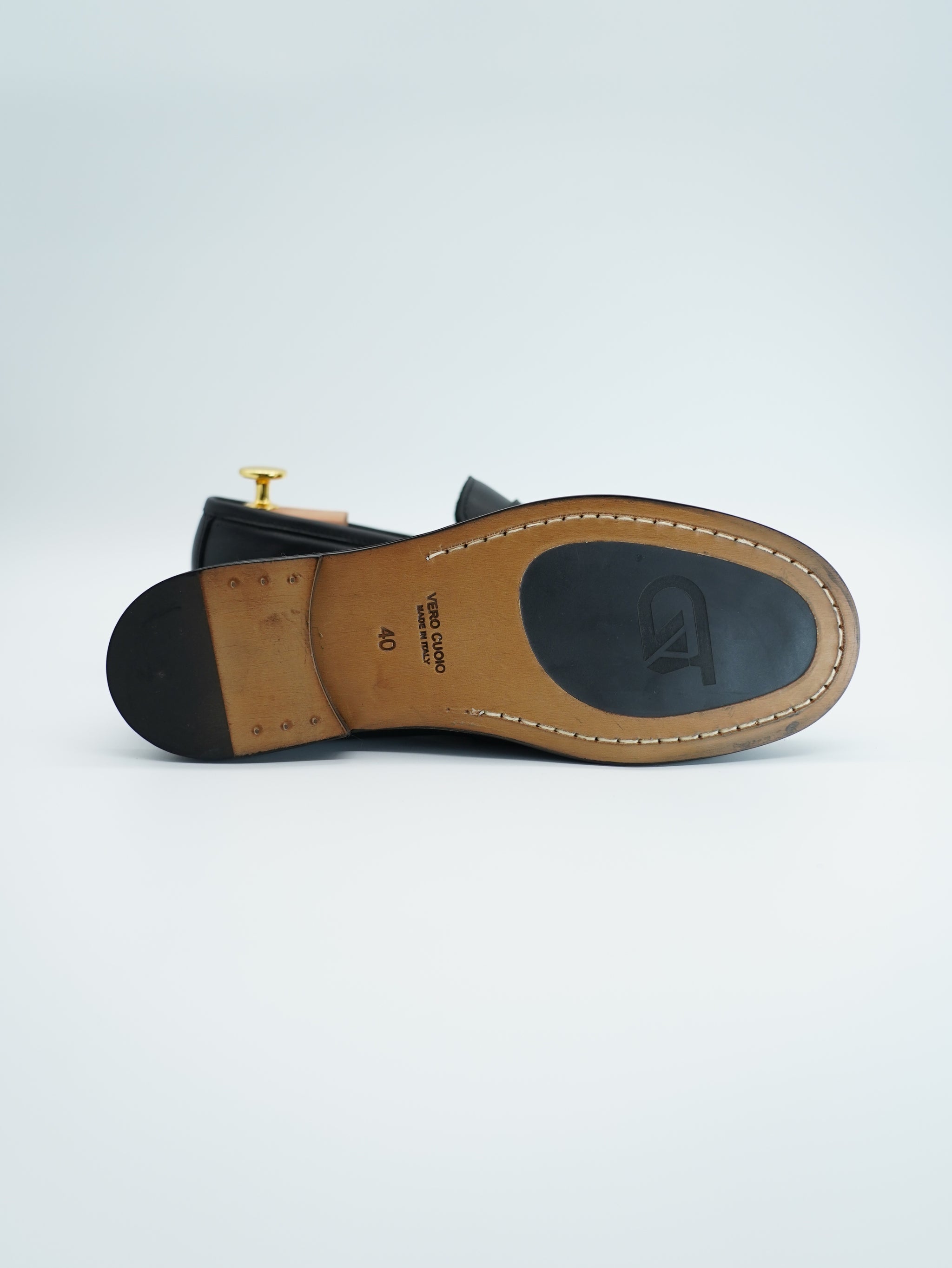 Mocassino tubolare in pelle sauvage nera con arriccio e fibbia GT in metallo oro