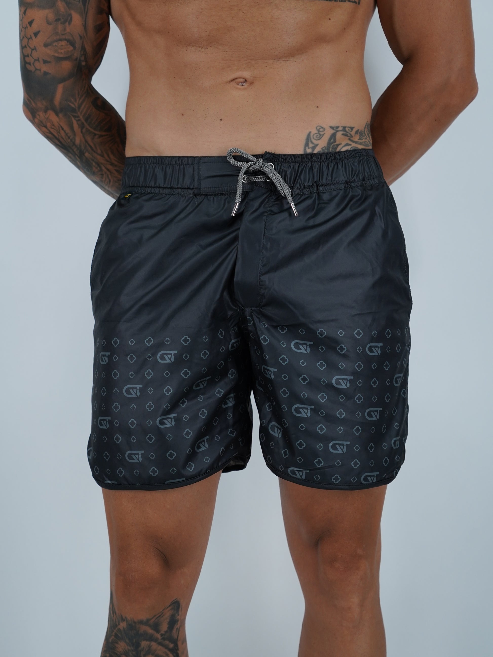 Shorts da mare monogram fondo nero stampa grigia, tessuto anti goccia idrorepellente