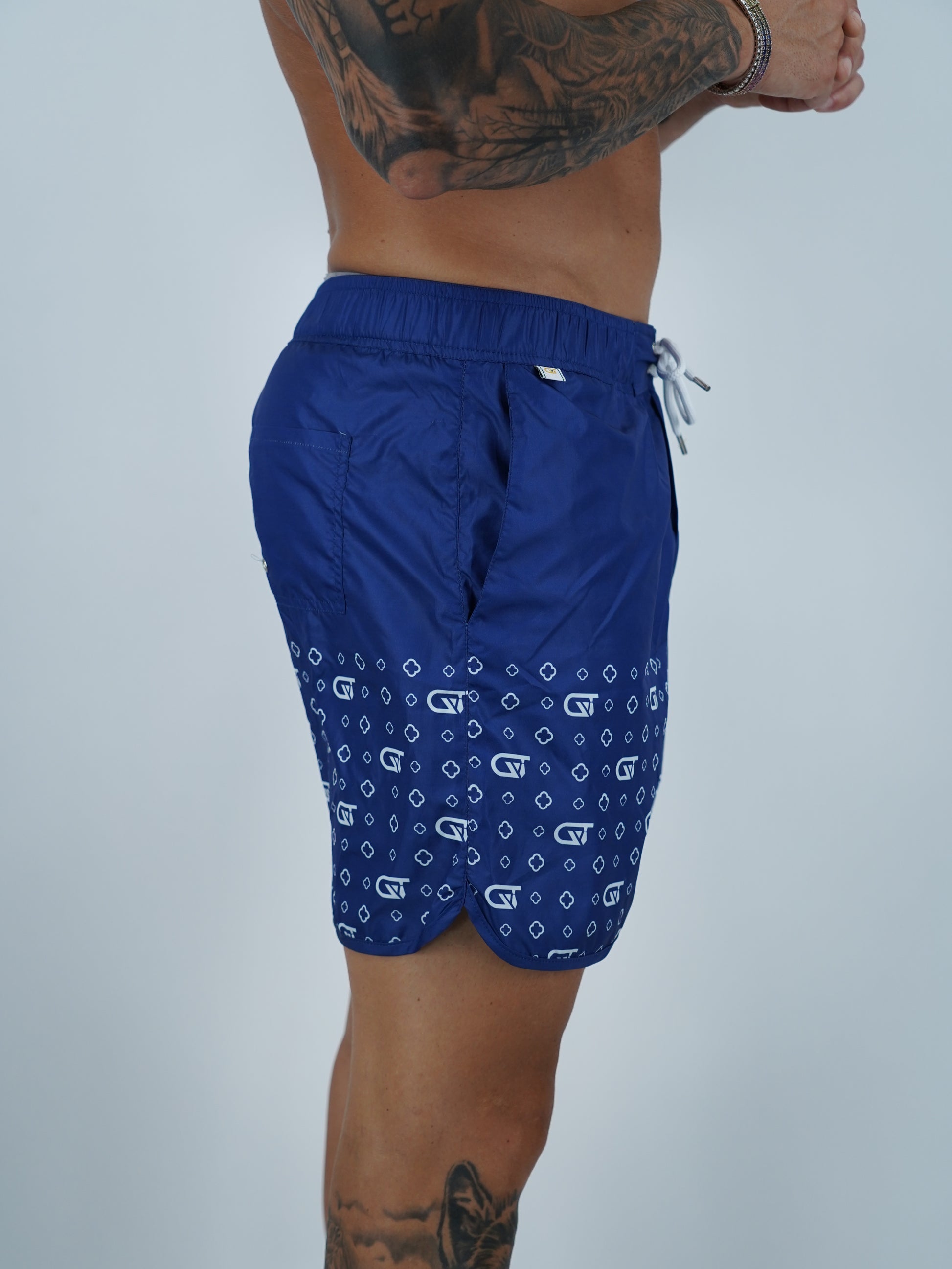 Shorts da mare monogram fondo blu stampa bianca, tessuto anti goccia idrorepellente