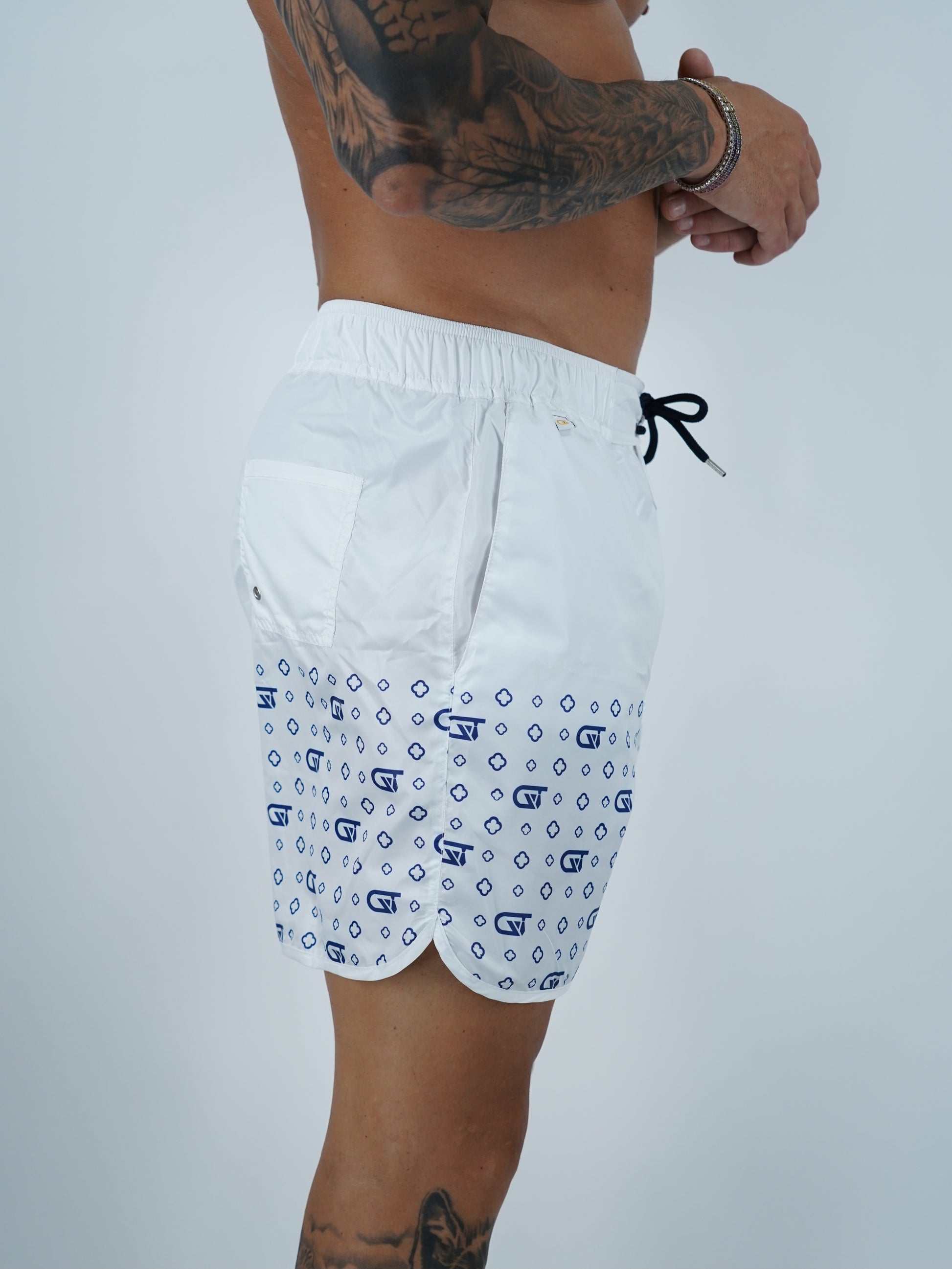 Shorts da mare monogram fondo bianco stampa blu, tessuto anti goccia idrorepellente