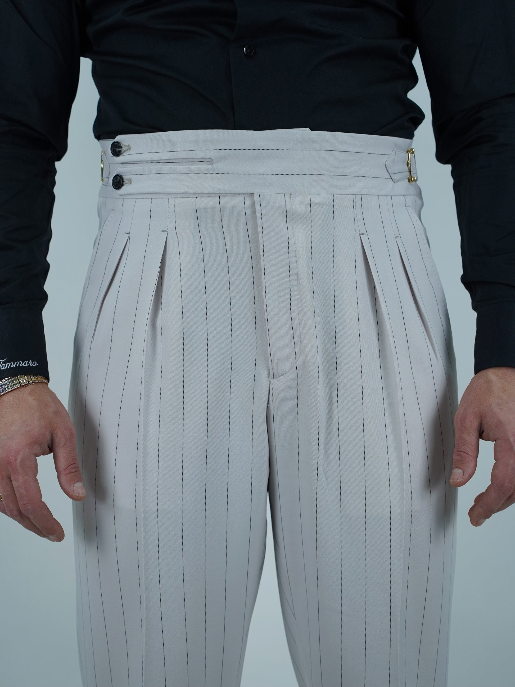 Gurkha biforcato bianco gessato nero con fibbie stringenti laterali