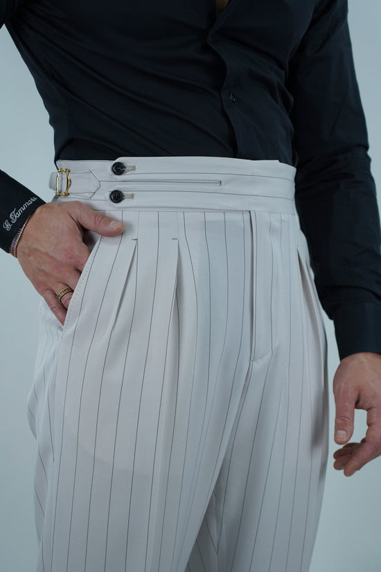 Gurkha biforcato bianco gessato nero con fibbie stringenti laterali
