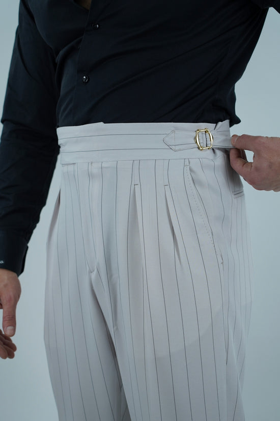 Gurkha biforcato bianco gessato nero con fibbie stringenti laterali