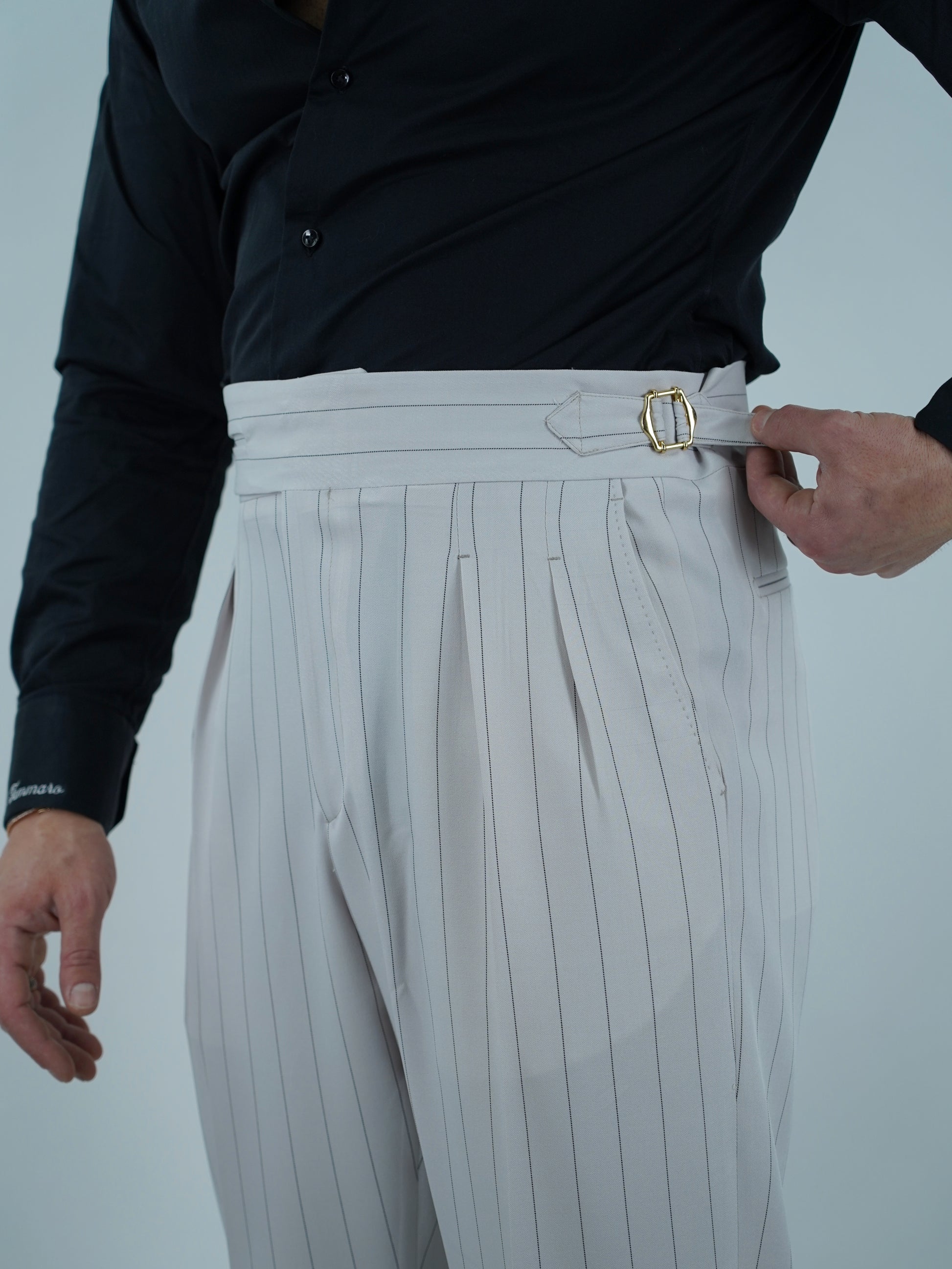 Gurkha biforcato bianco gessato nero con fibbie stringenti laterali