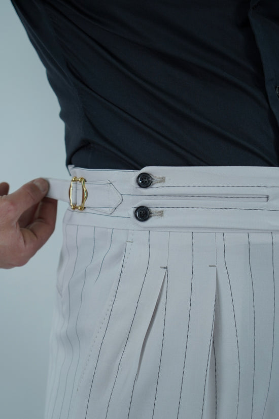 Gurkha biforcato bianco gessato nero con fibbie stringenti laterali