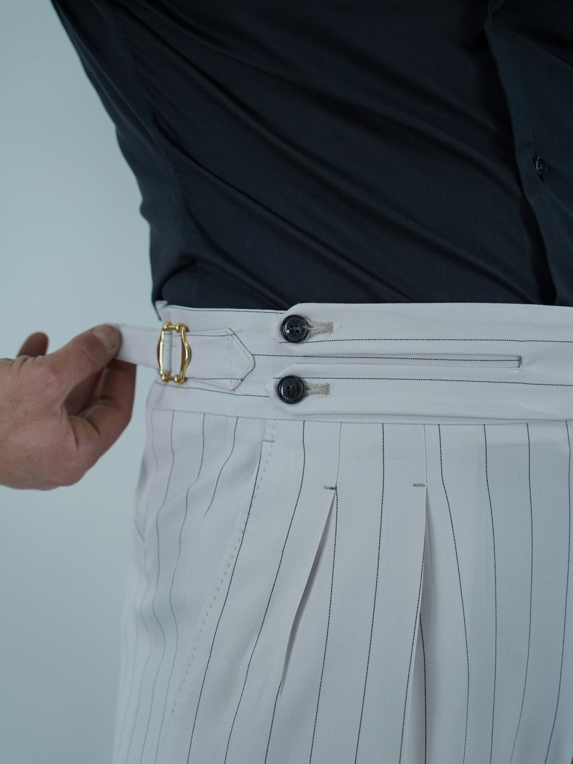 Gurkha biforcato bianco gessato nero con fibbie stringenti laterali