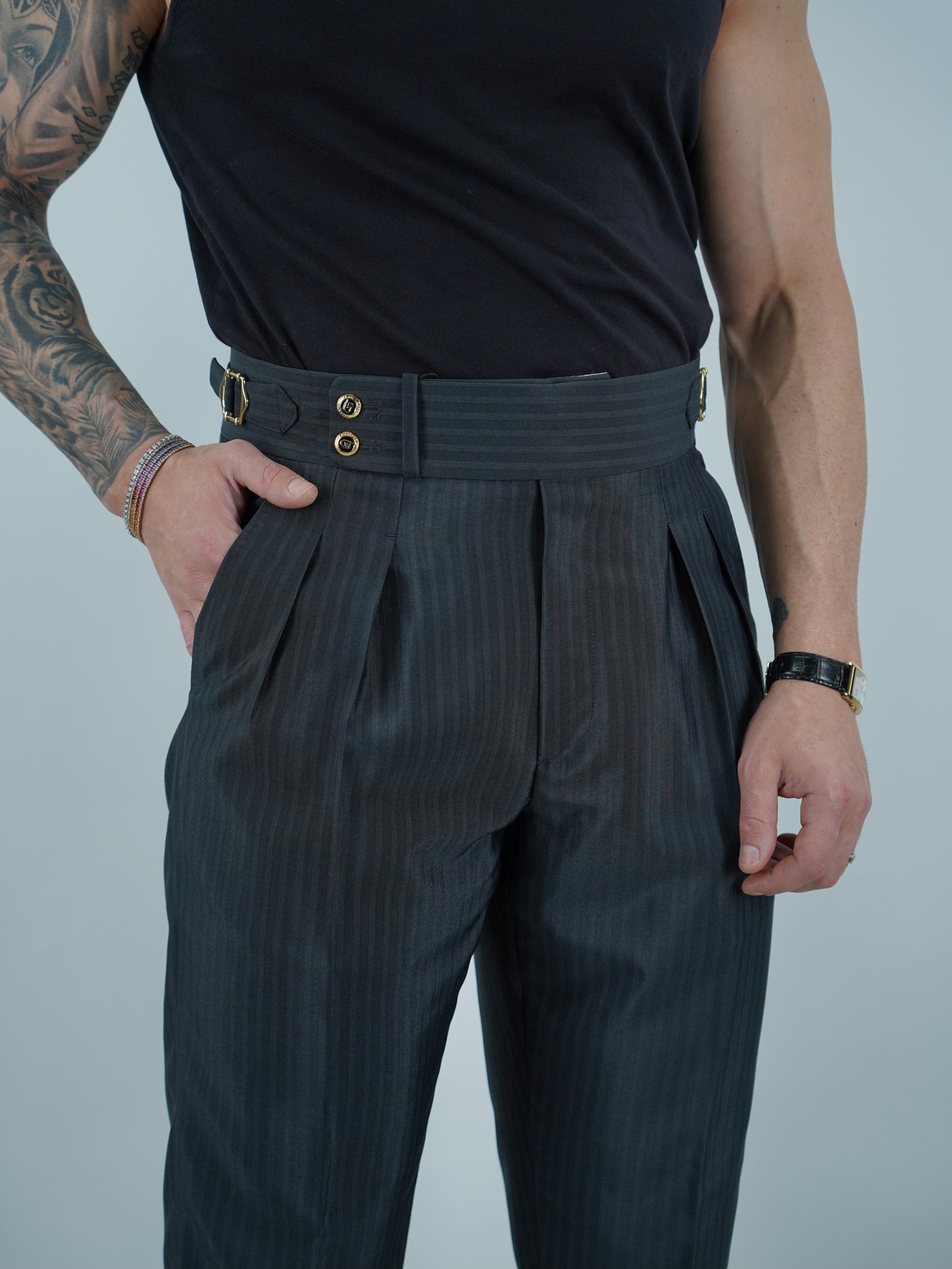 Gurkha solaro nero con bottoni oro e fibbie stringenti laterali