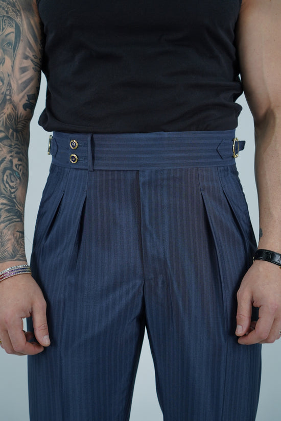 Gurkha solaro blu con bottoni oro e fibbie stringenti laterali