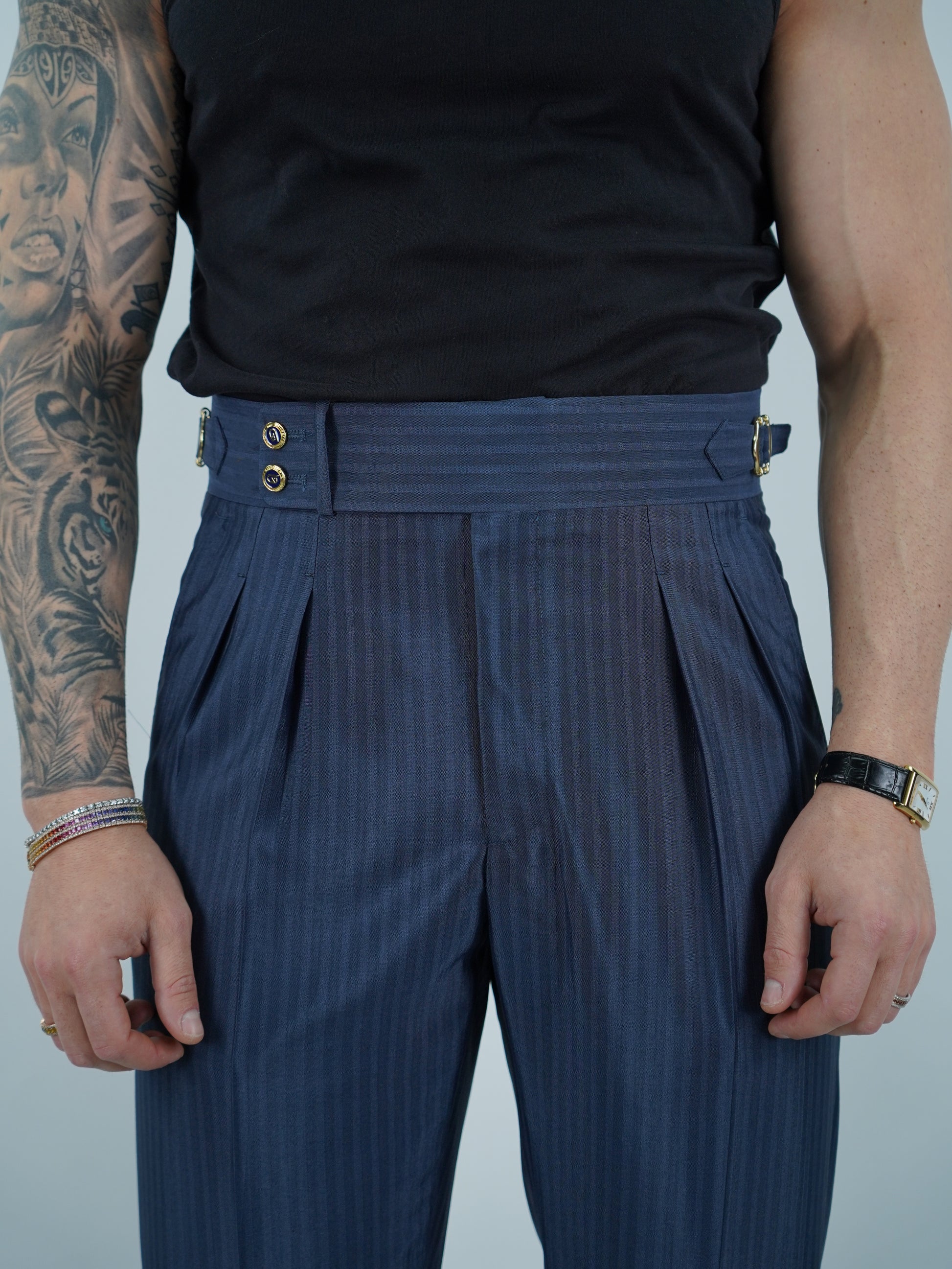 Gurkha solaro blu con bottoni oro e fibbie stringenti laterali