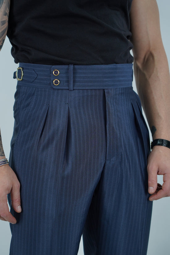 Gurkha solaro blu con bottoni oro e fibbie stringenti laterali