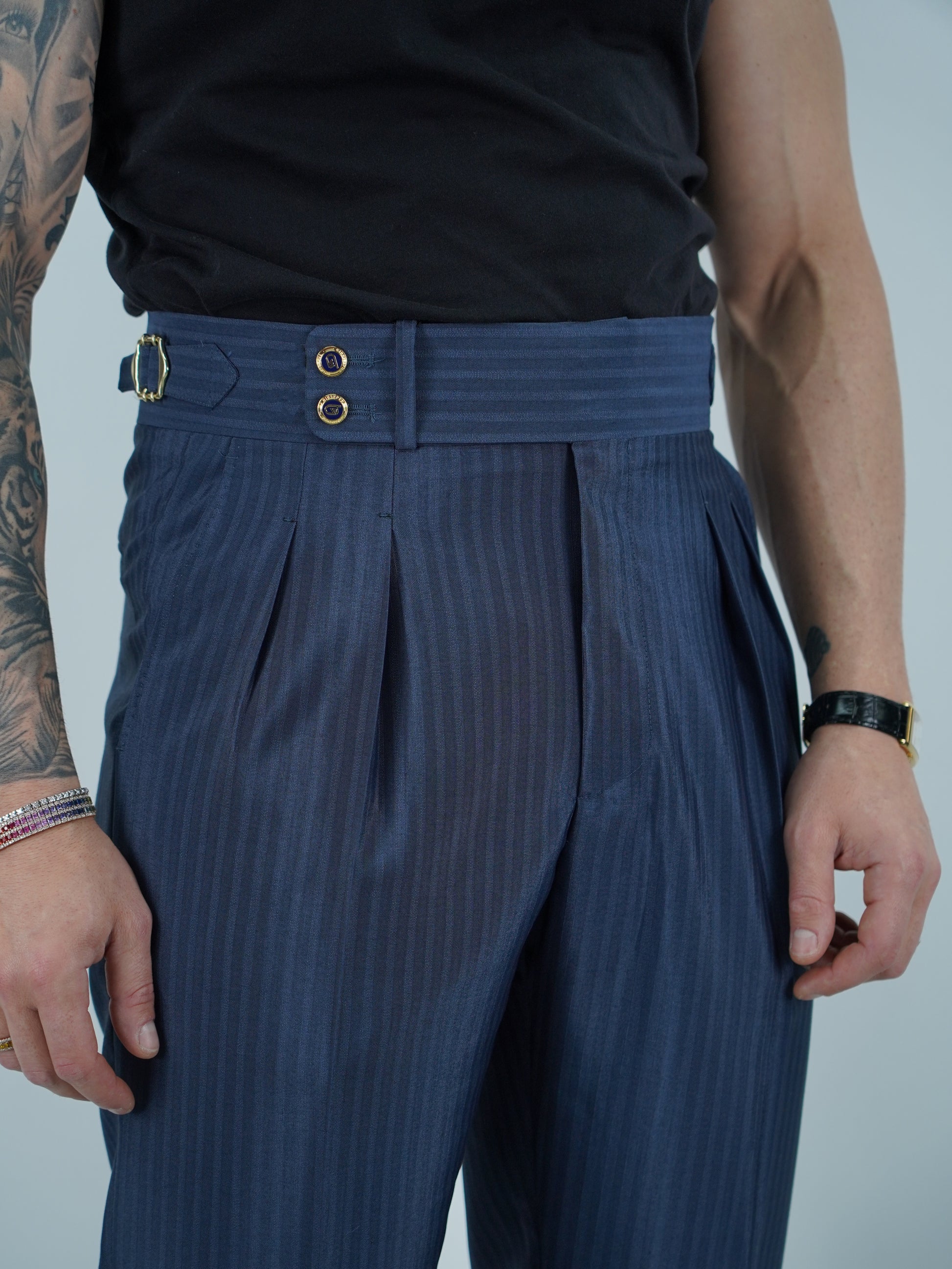 Gurkha solaro blu con bottoni oro e fibbie stringenti laterali