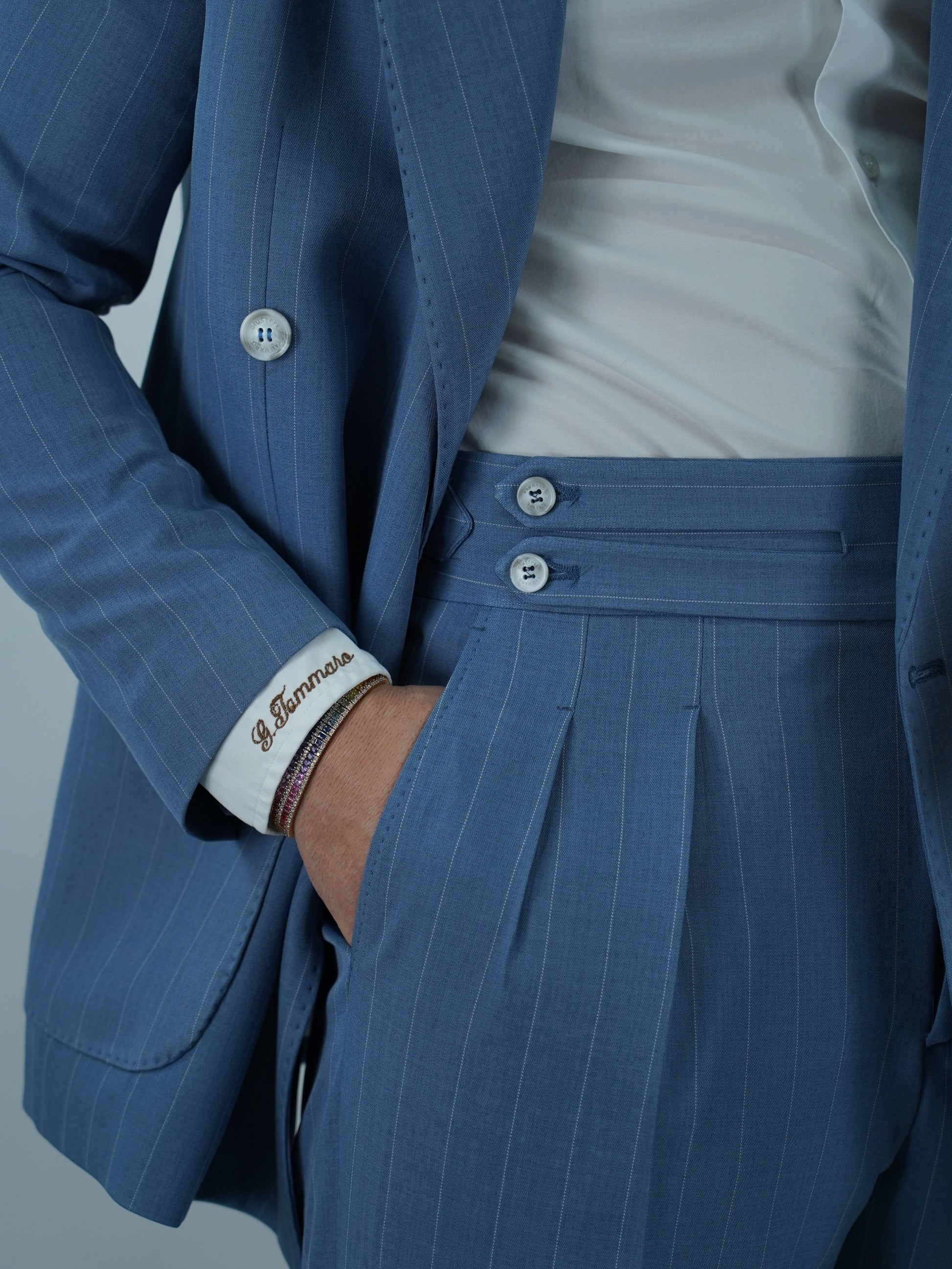 Gurkha biforcato azzurro gessato con fibbie stringenti laterali