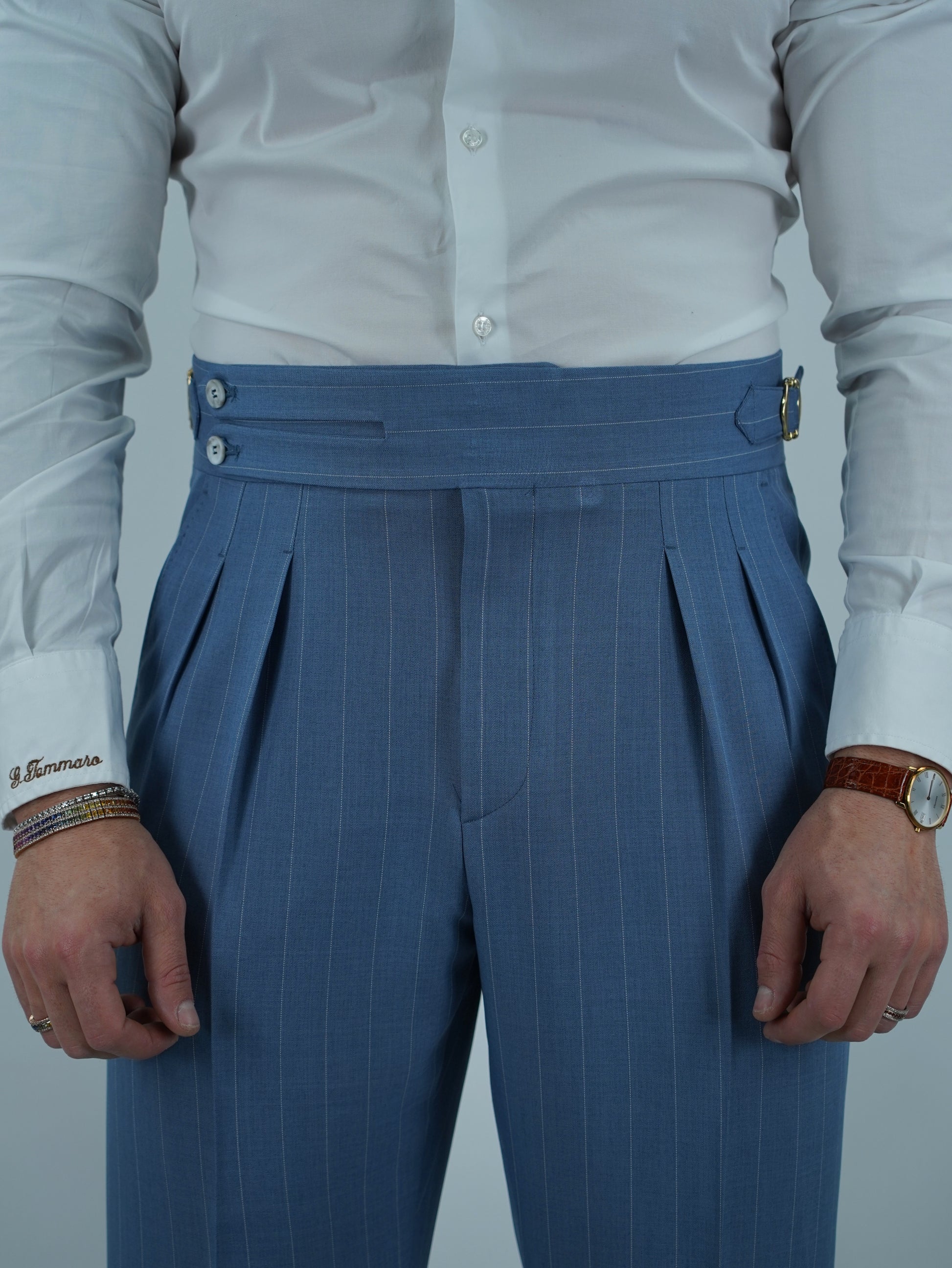 Gurkha biforcato azzurro gessato con fibbie stringenti laterali