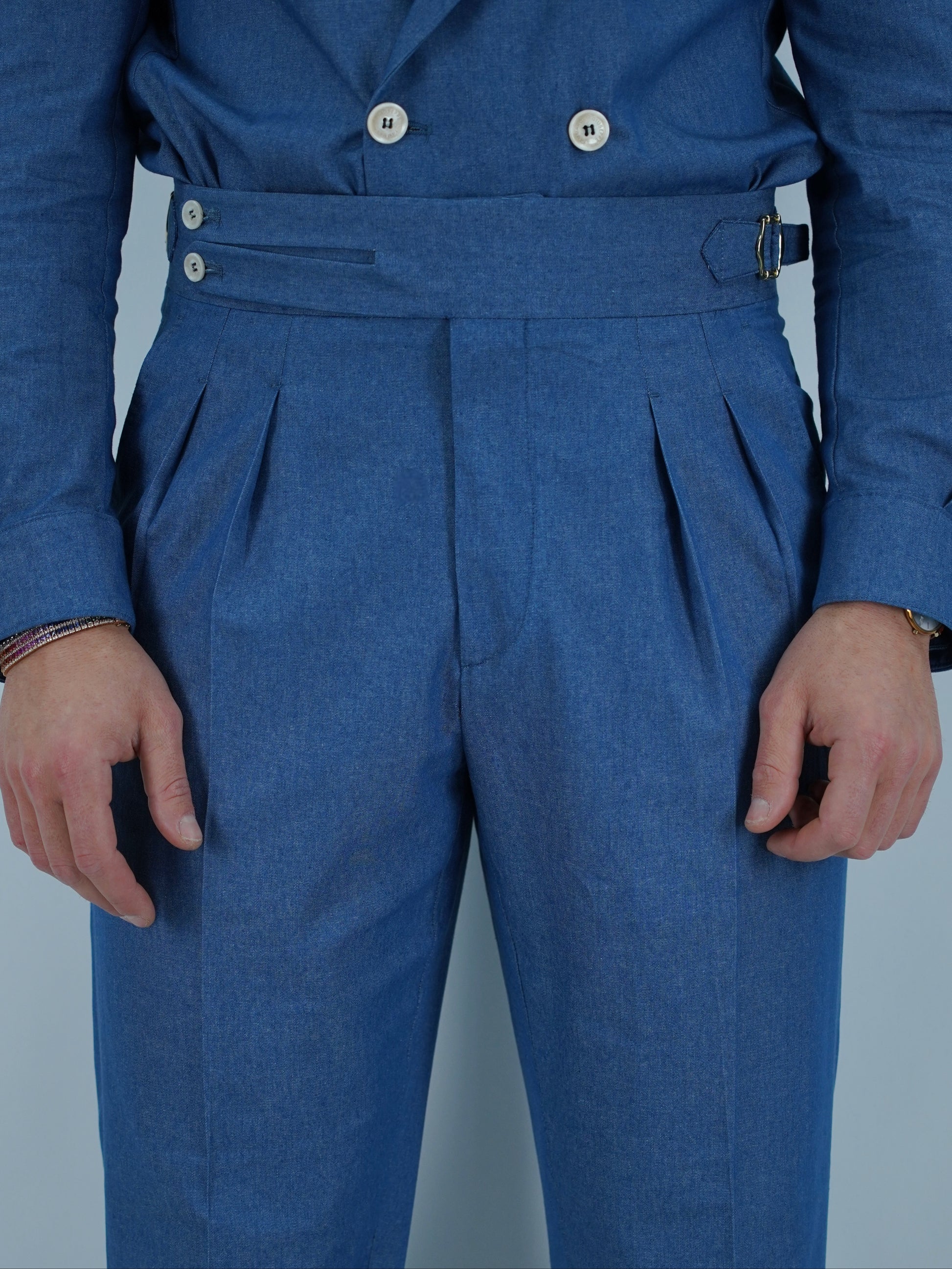 Gurkha biforcato effetto jeans lavaggio chiaro con fibbie stringenti laterali