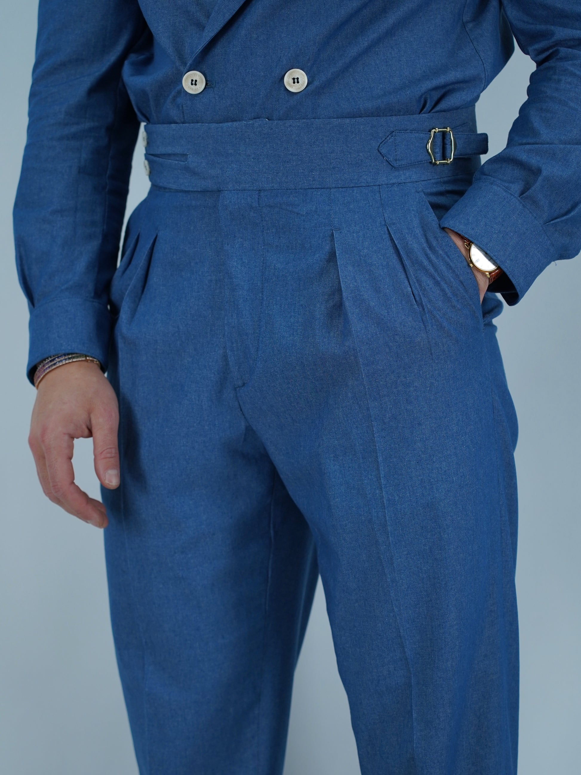 Gurkha biforcato effetto jeans lavaggio chiaro con fibbie stringenti laterali