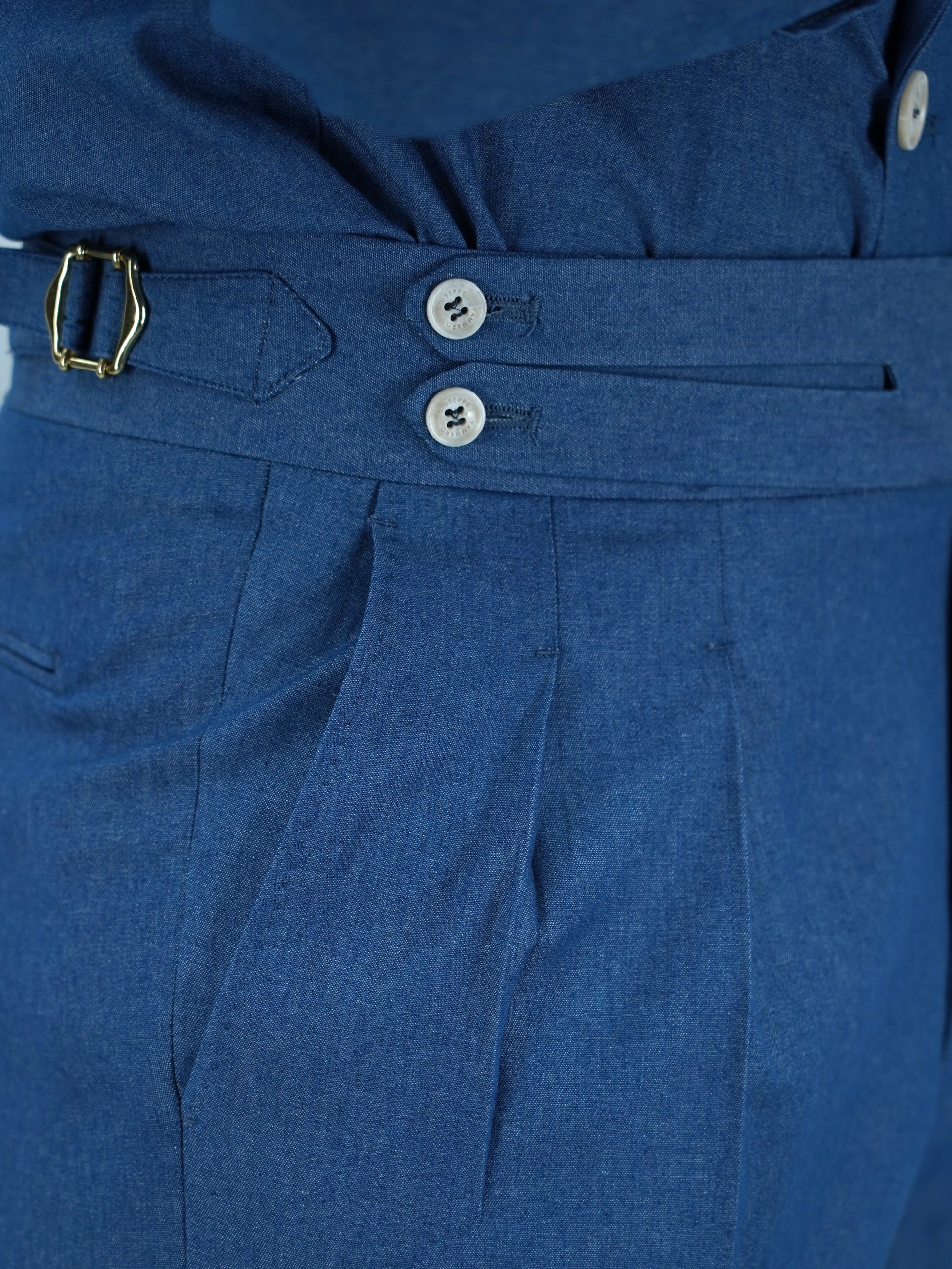 Gurkha biforcato effetto jeans lavaggio chiaro con fibbie stringenti laterali