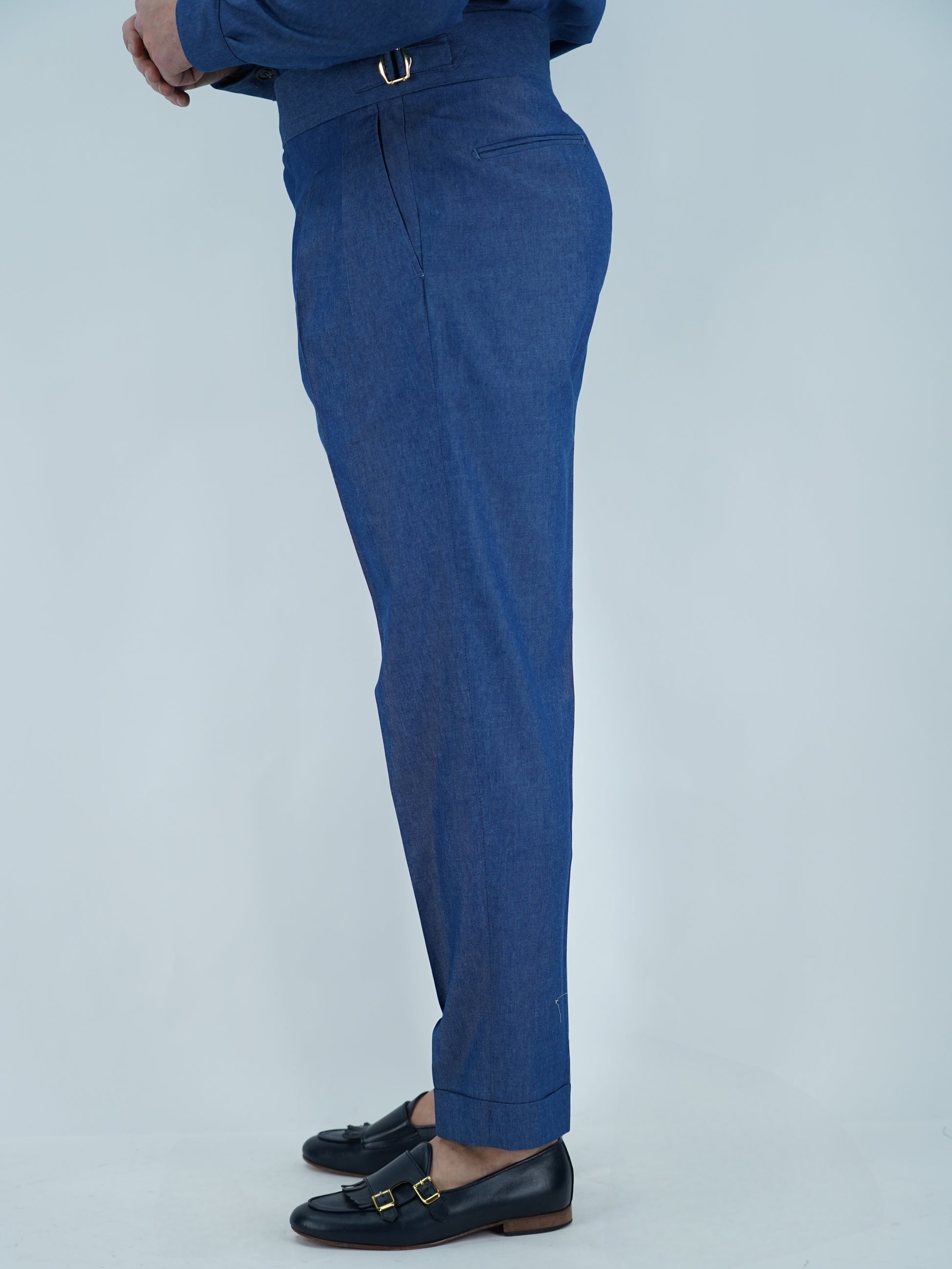 Gurkha biforcato effetto jeans lavaggio scuro con fibbie stringenti laterali