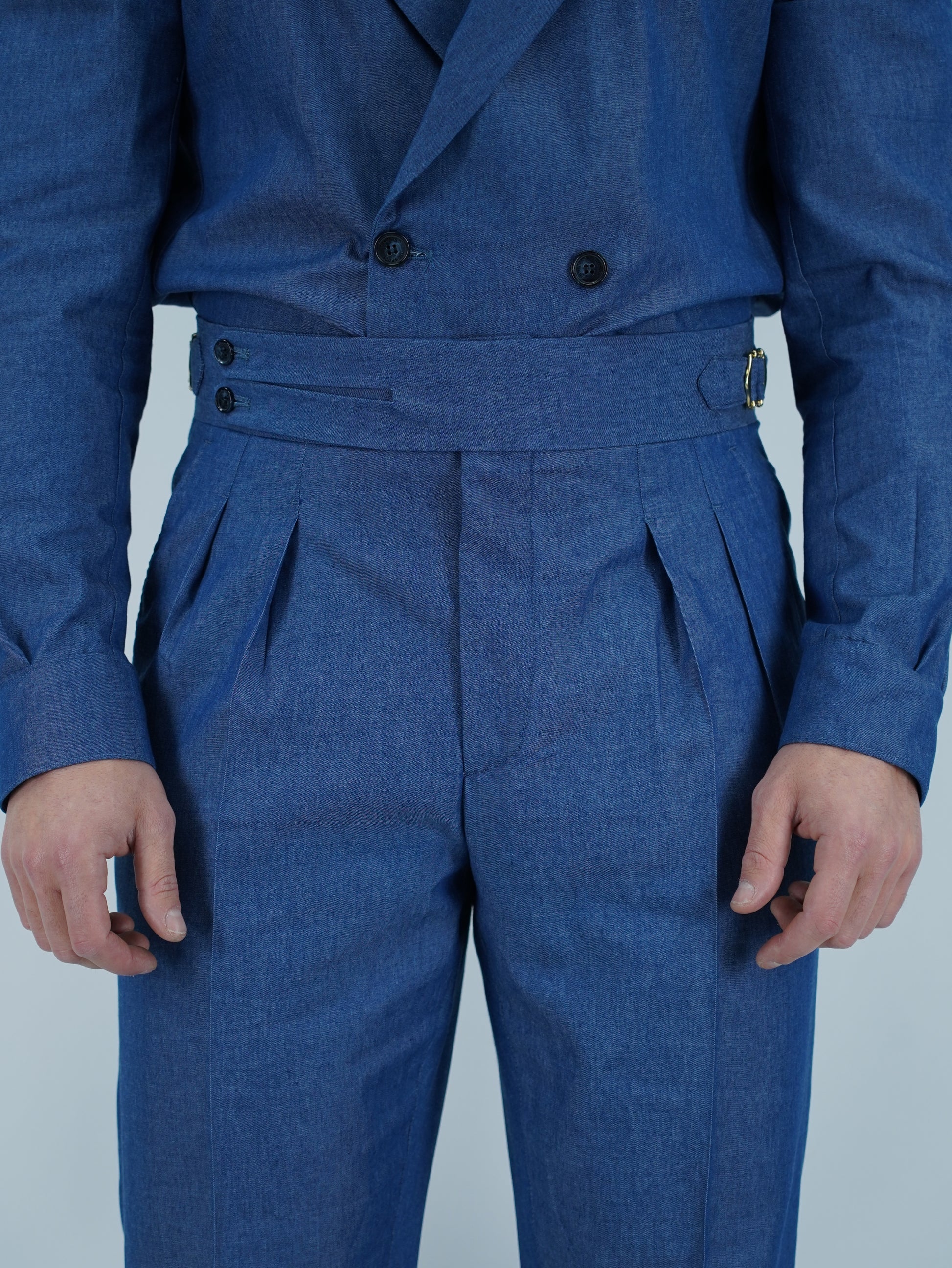 Gurkha biforcato effetto jeans lavaggio scuro con fibbie stringenti laterali