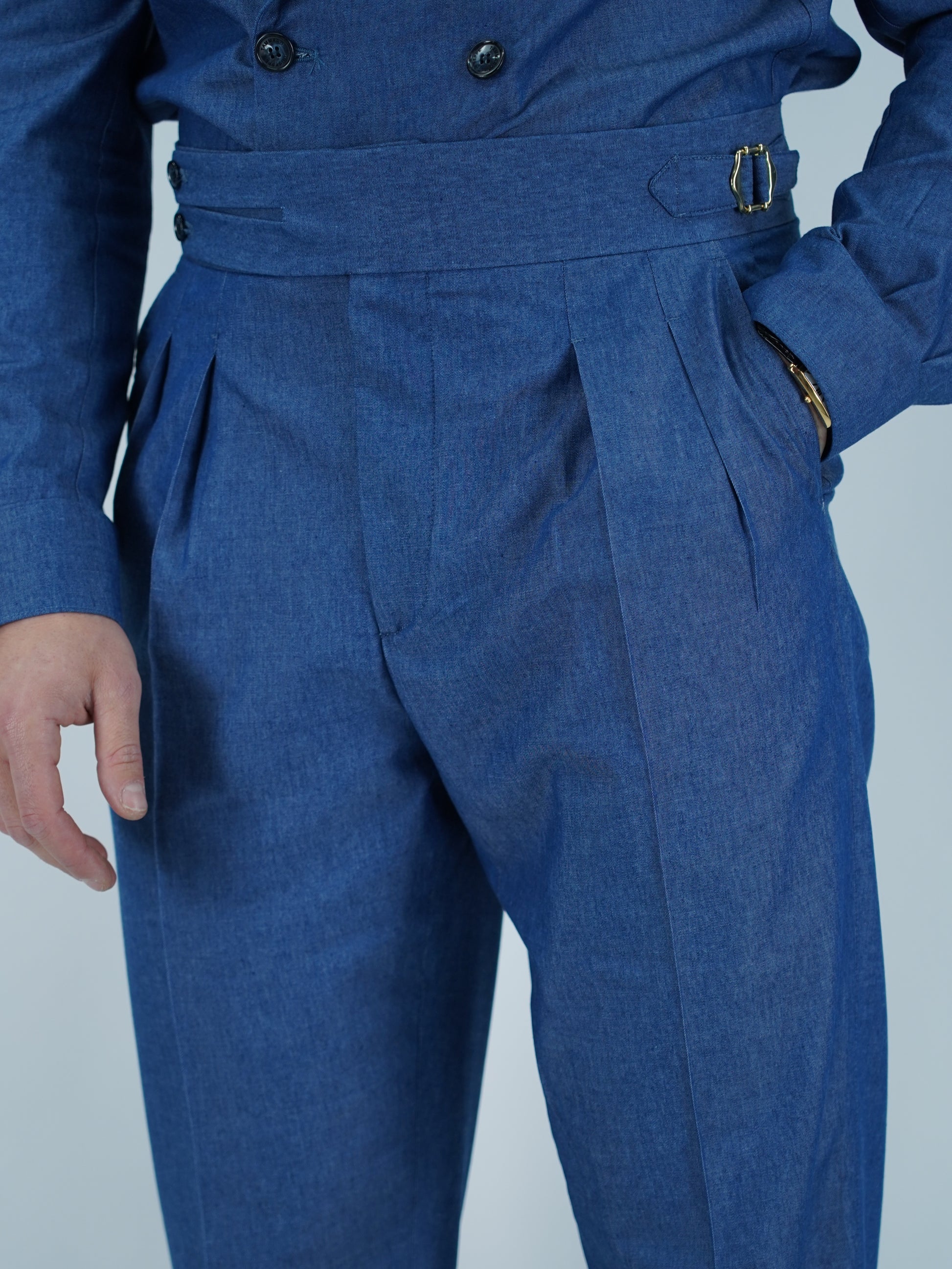 Gurkha biforcato effetto jeans lavaggio scuro con fibbie stringenti laterali