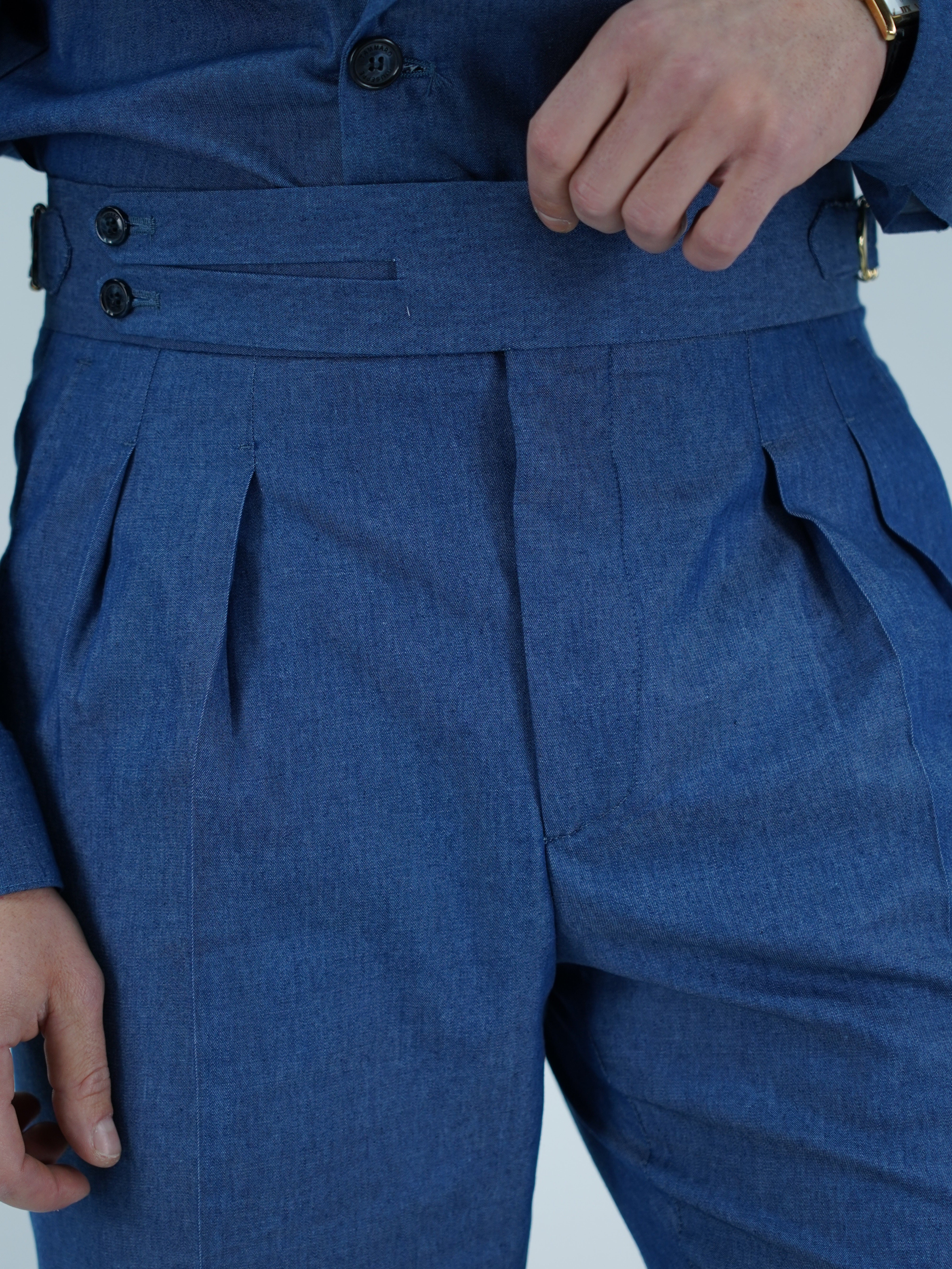 Gurkha biforcato effetto jeans lavaggio scuro con fibbie stringenti laterali
