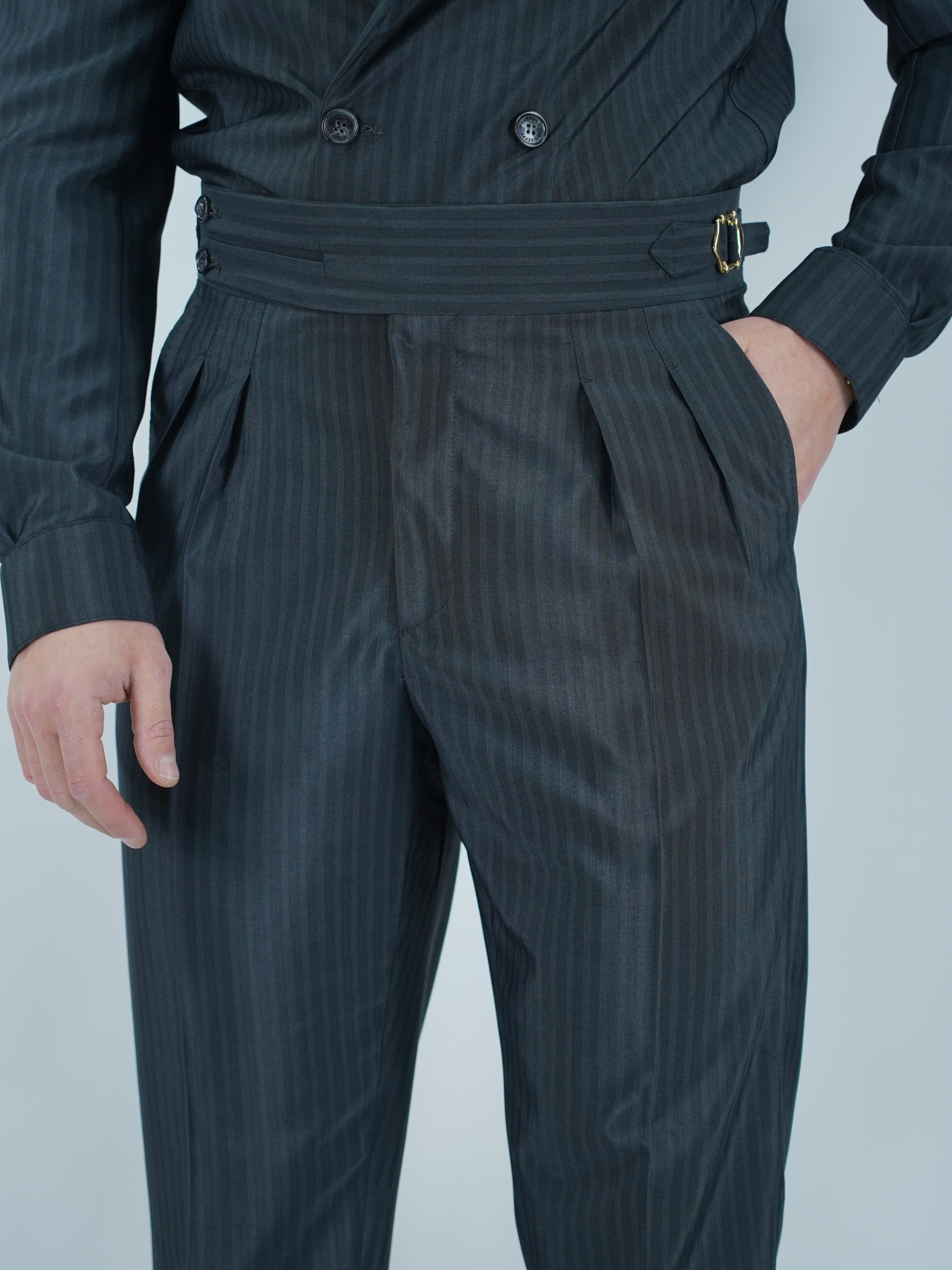Gurkha biforcato solaro nero con fibbie stringenti laterali