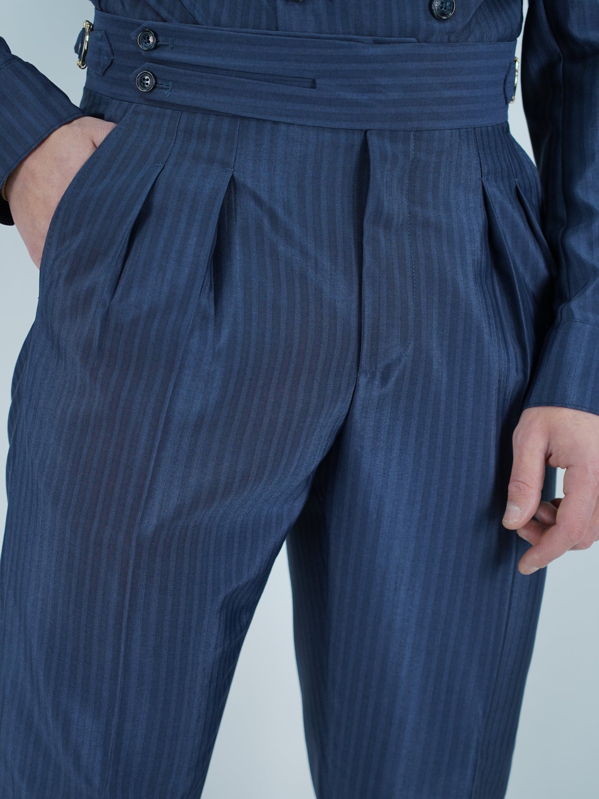 Gurkha biforcato solaro blu con fibbie stringenti laterali