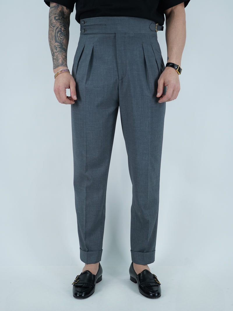 Gurkha biforcato grigio con fibbie stringenti laterali