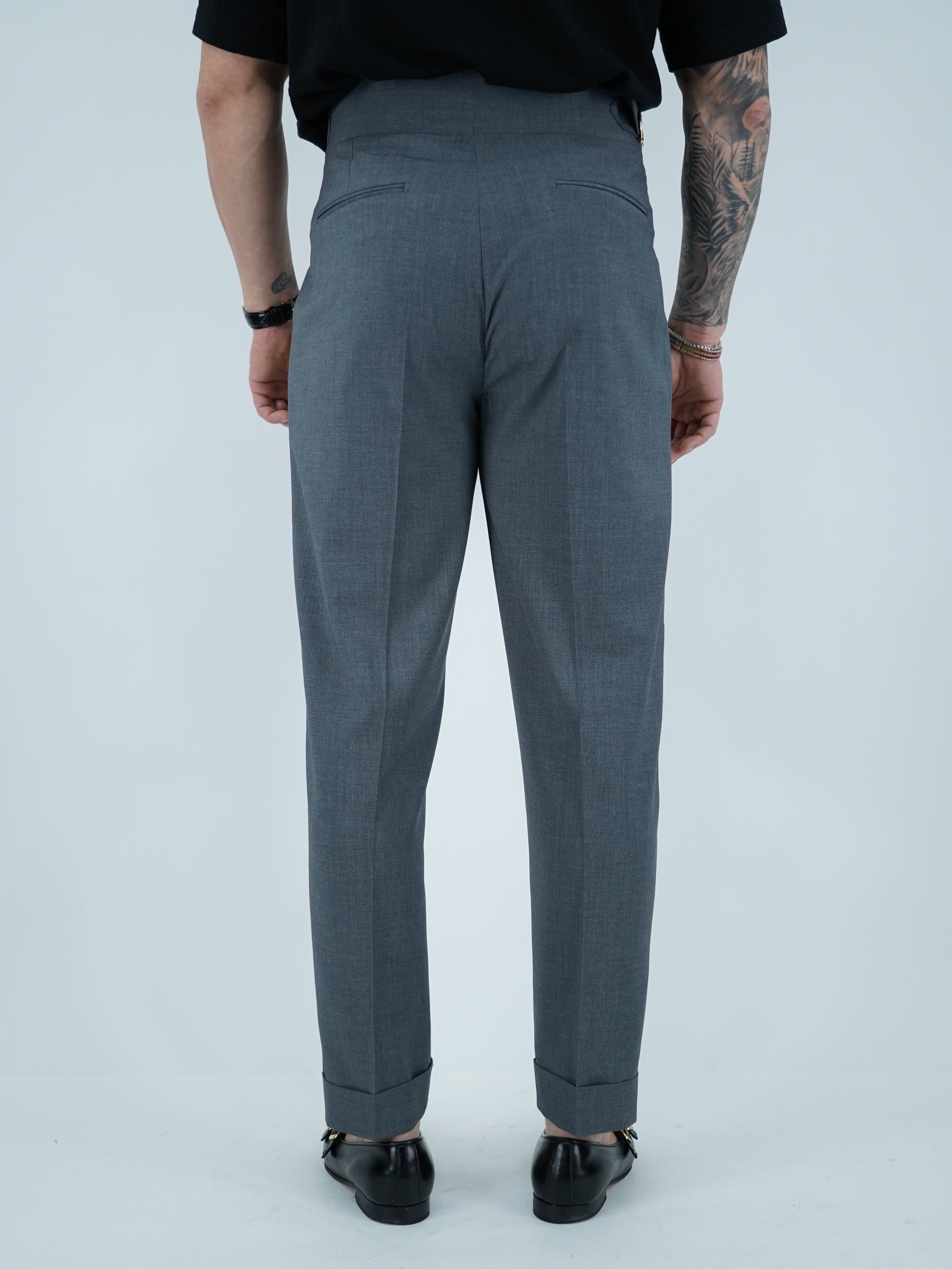 Gurkha biforcato grigio con fibbie stringenti laterali