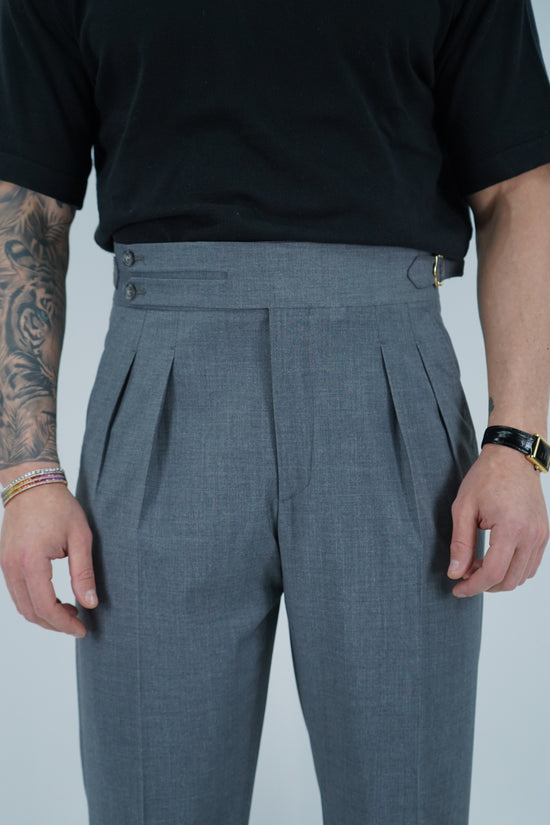 Gurkha biforcato grigio con fibbie stringenti laterali