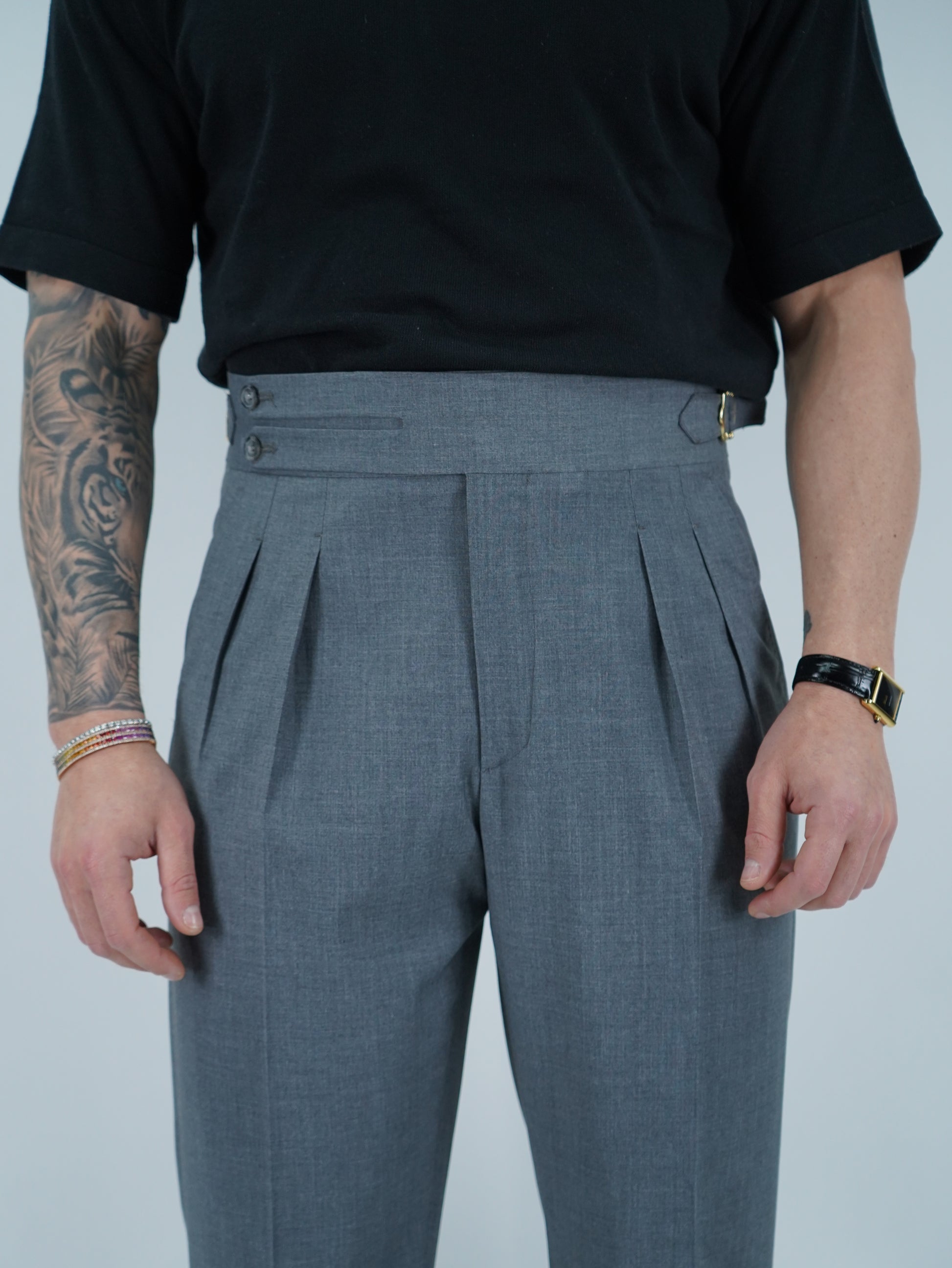 Gurkha biforcato grigio con fibbie stringenti laterali