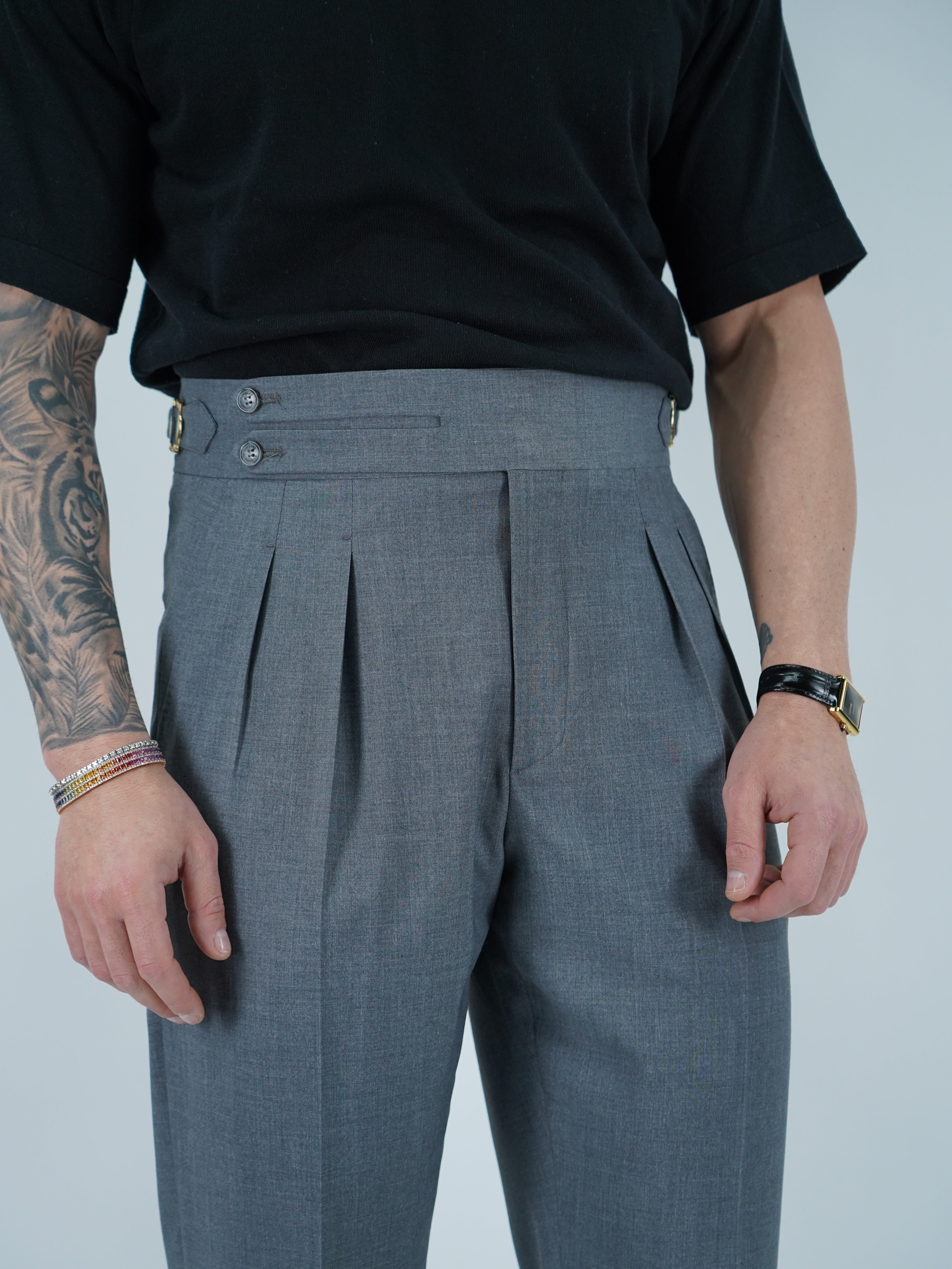 Gurkha biforcato grigio con fibbie stringenti laterali