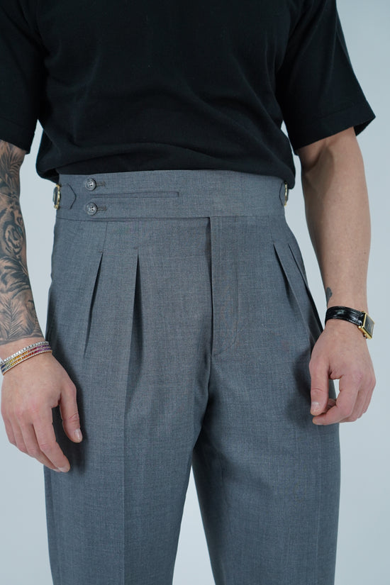 Gurkha biforcato grigio con fibbie stringenti laterali