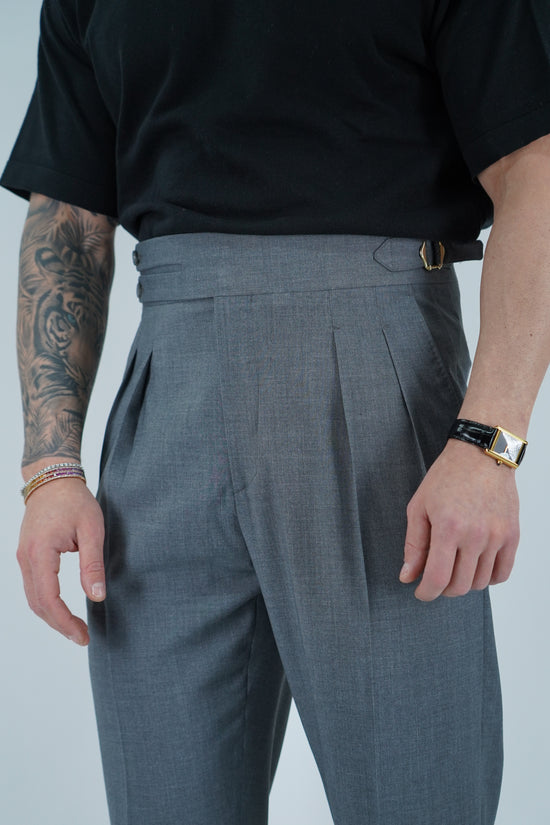 Gurkha biforcato grigio con fibbie stringenti laterali