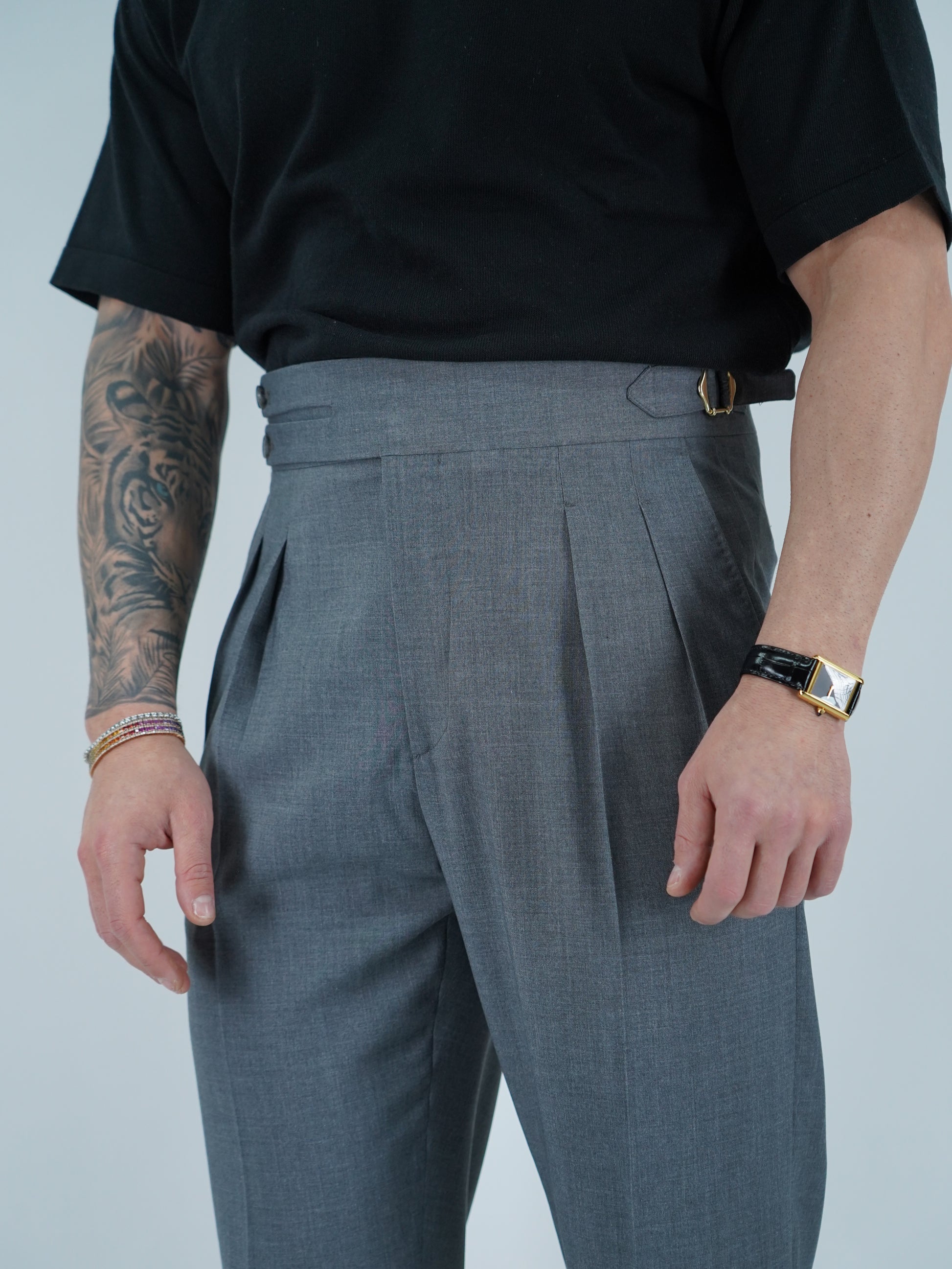 Gurkha biforcato grigio con fibbie stringenti laterali
