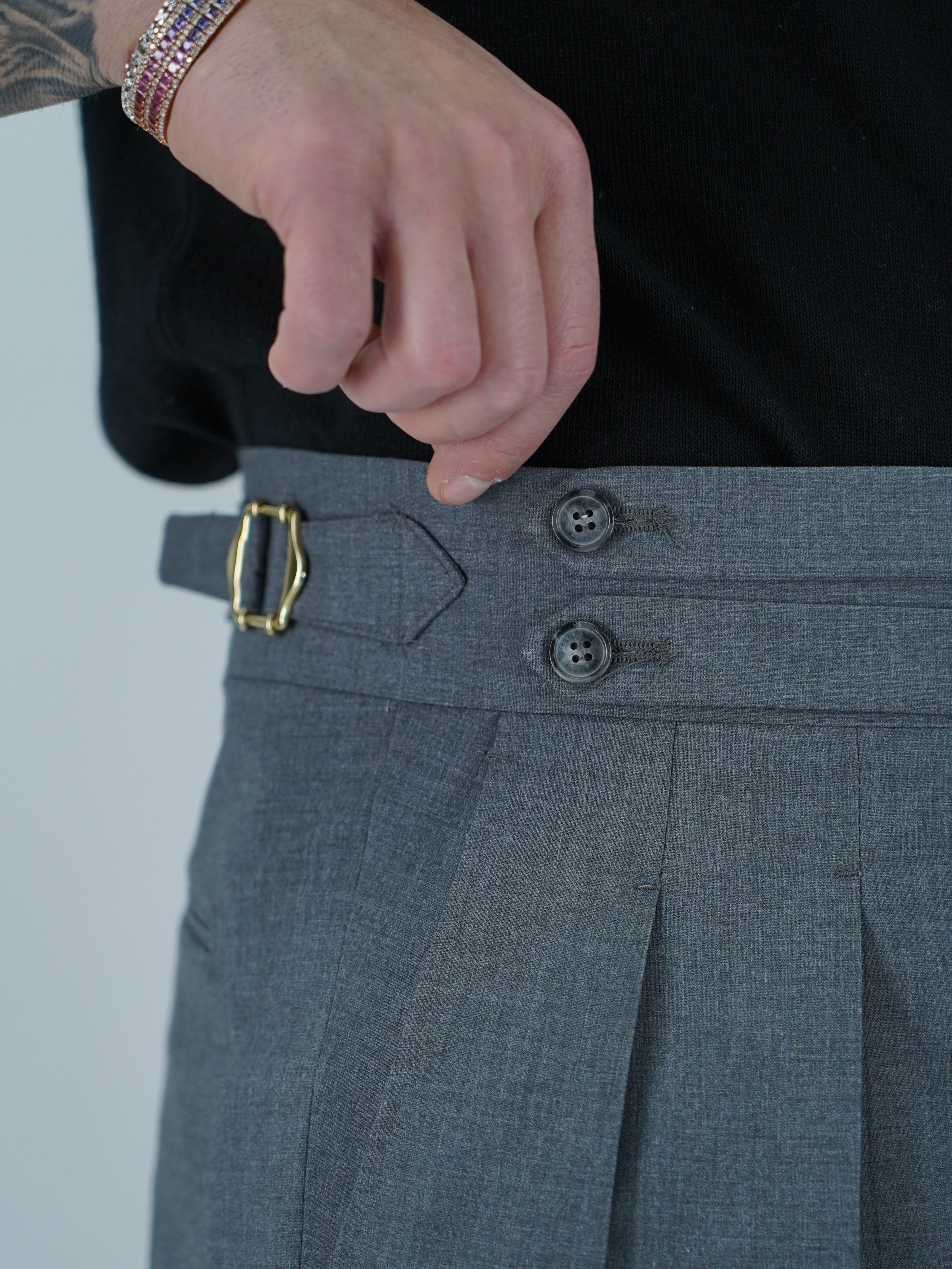 Gurkha biforcato grigio con fibbie stringenti laterali