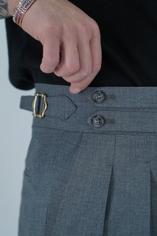 Gurkha biforcato grigio con fibbie stringenti laterali