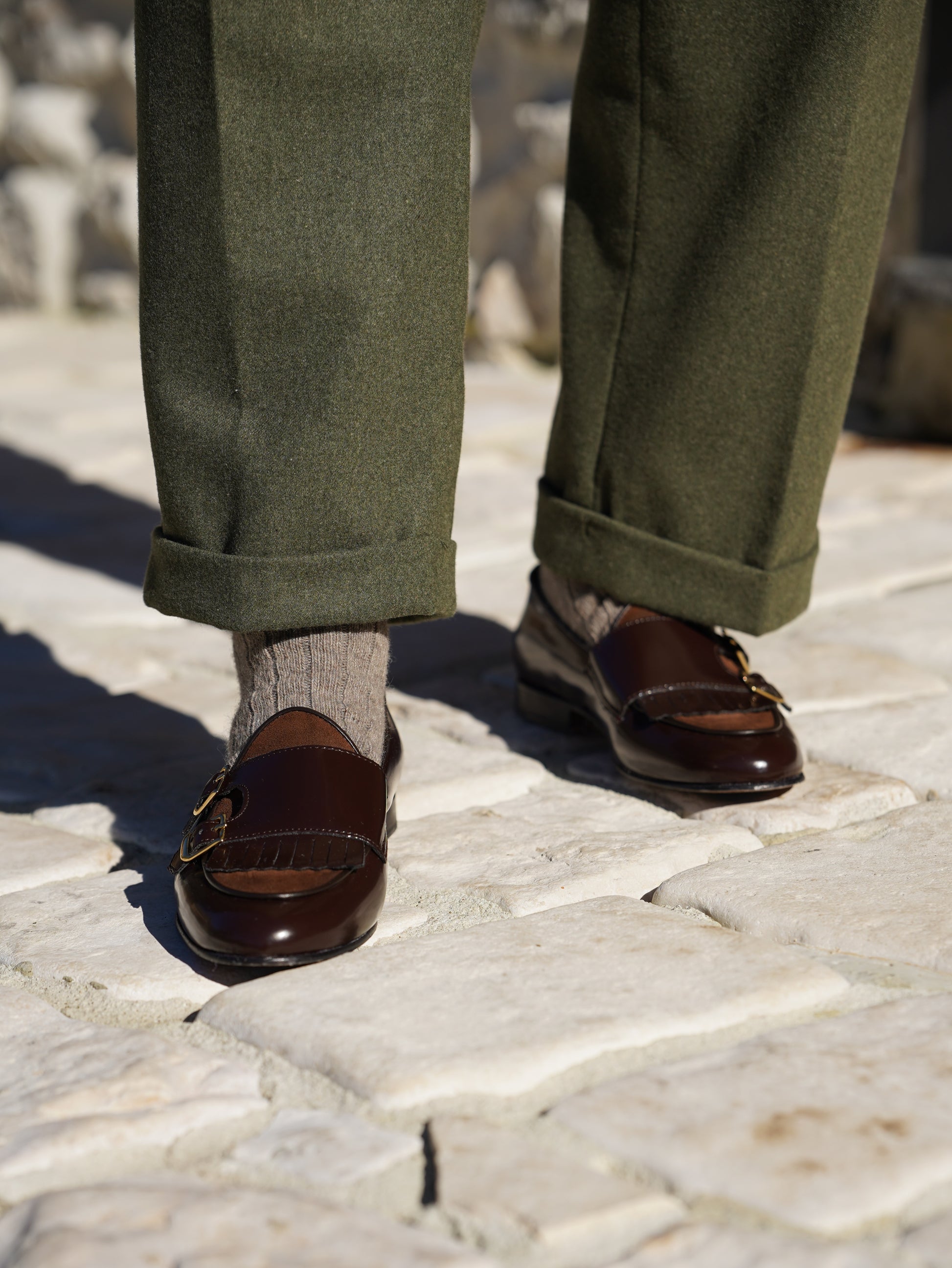 Mocassino doppiafibbia con frange abrasivato e camoscio testa di moro