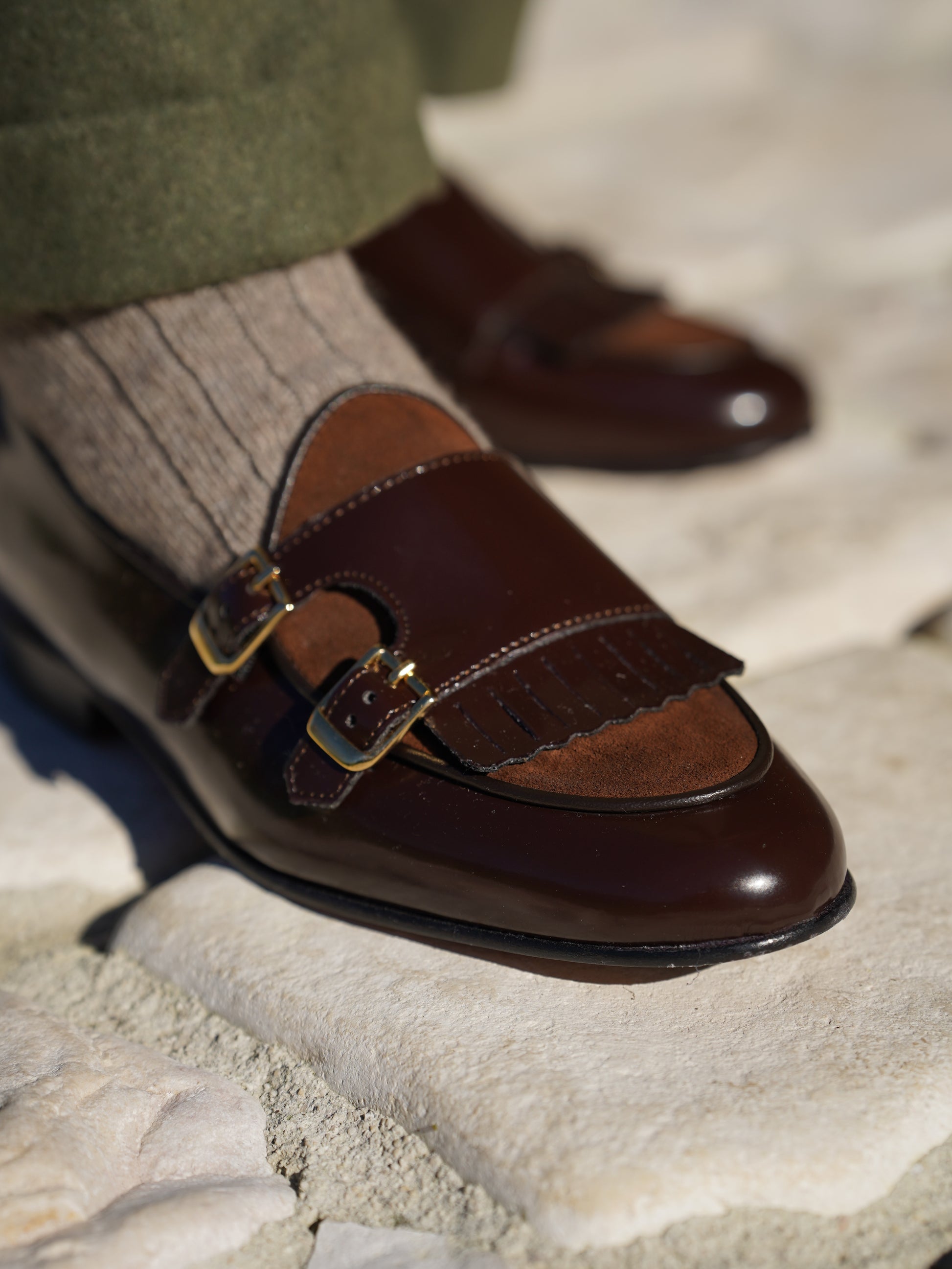 Mocassino doppiafibbia con frange abrasivato e camoscio testa di moro